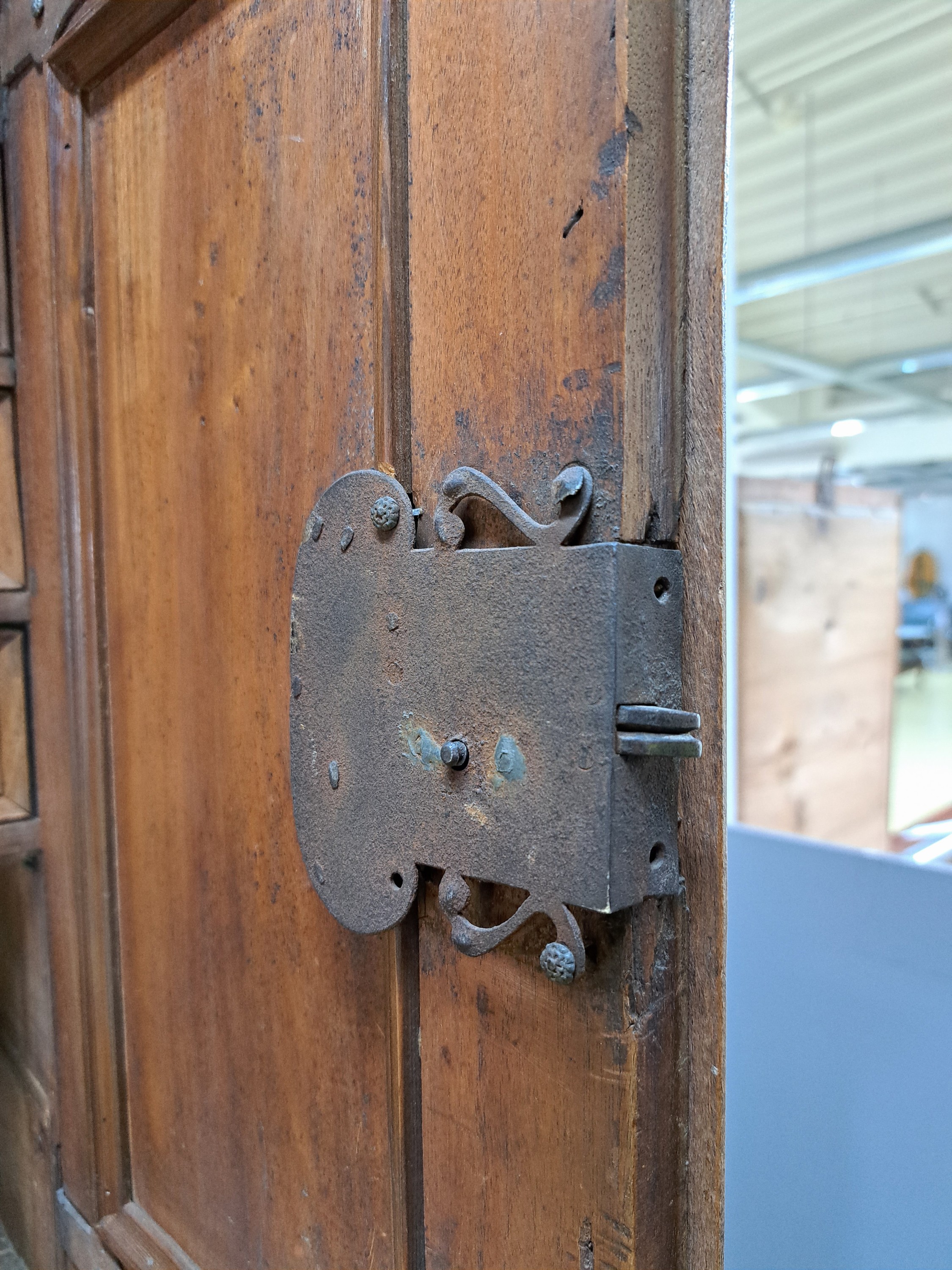 Detail g: Besteckschrank/Anrichte, Barock, 18.Jh., Nußbaumfurnier z.T. massiv, Unter und Oberteil zweitürig, aufgelegte Schnitzereien aus Akanthus und ...