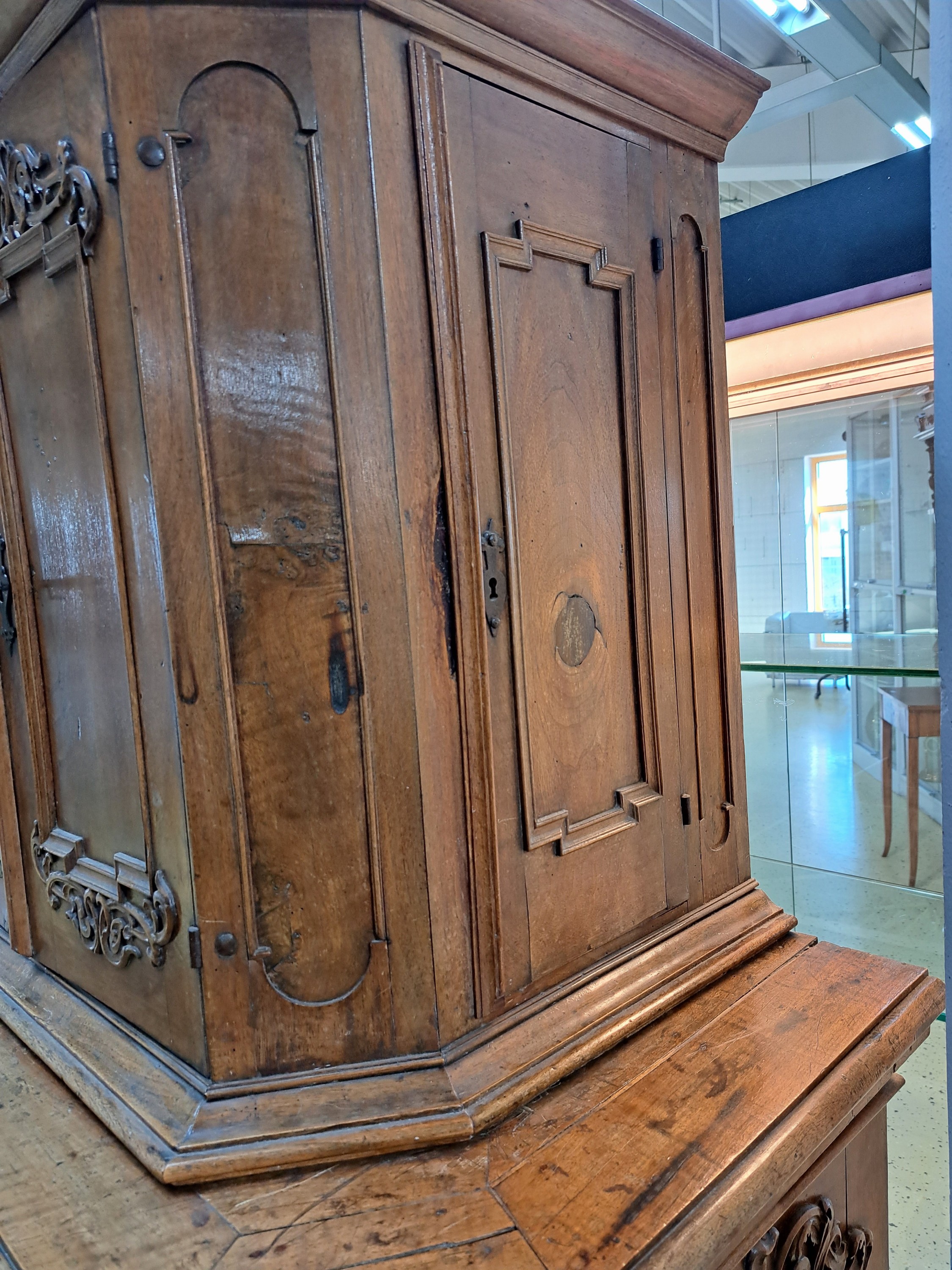 Detail h: Besteckschrank/Anrichte, Barock, 18.Jh., Nußbaumfurnier z.T. massiv, Unter und Oberteil zweitürig, aufgelegte Schnitzereien aus Akanthus und ...