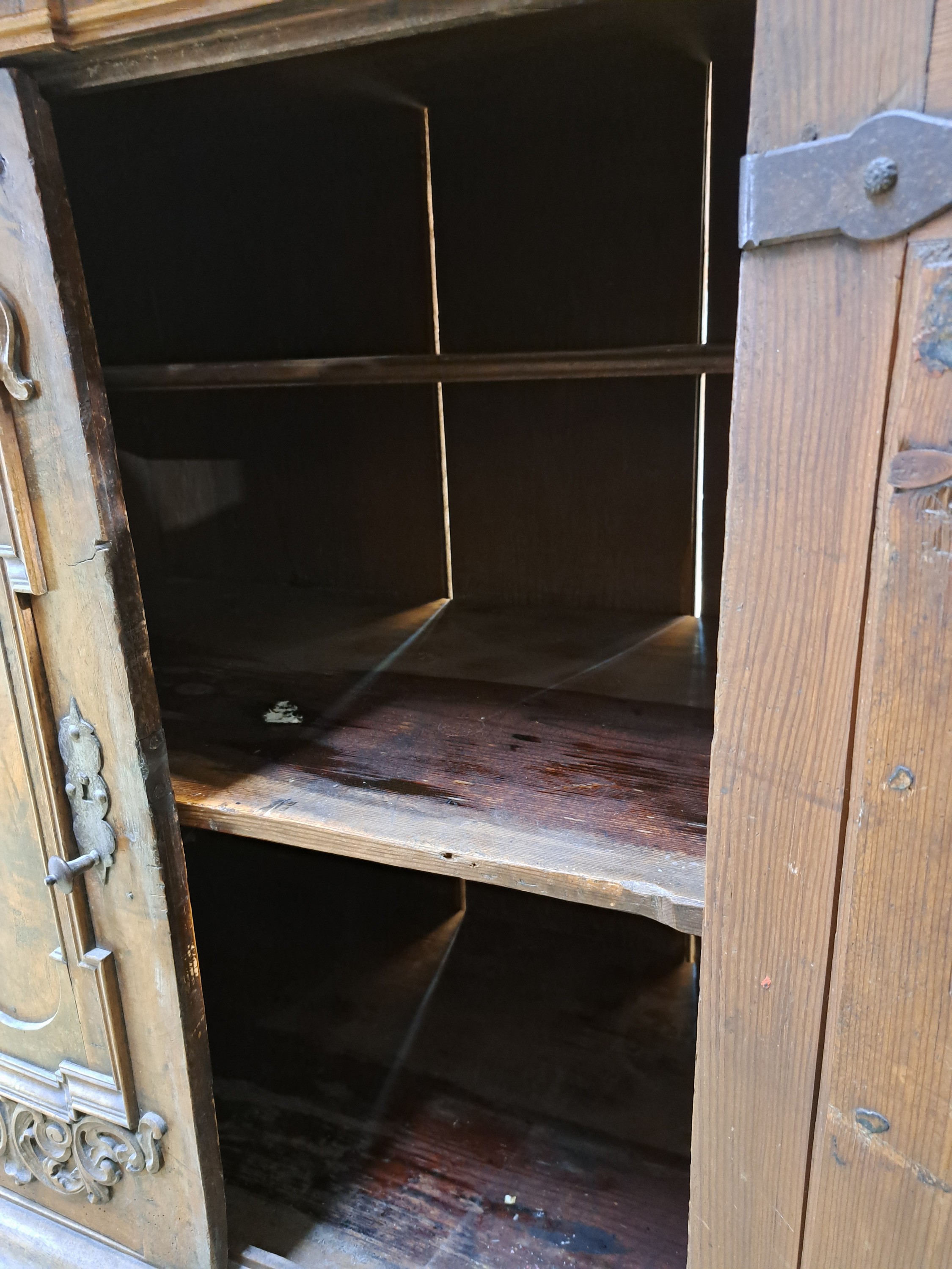 Detail i: Besteckschrank/Anrichte, Barock, 18.Jh., Nußbaumfurnier z.T. massiv, Unter und Oberteil zweitürig, aufgelegte Schnitzereien aus Akanthus und ...