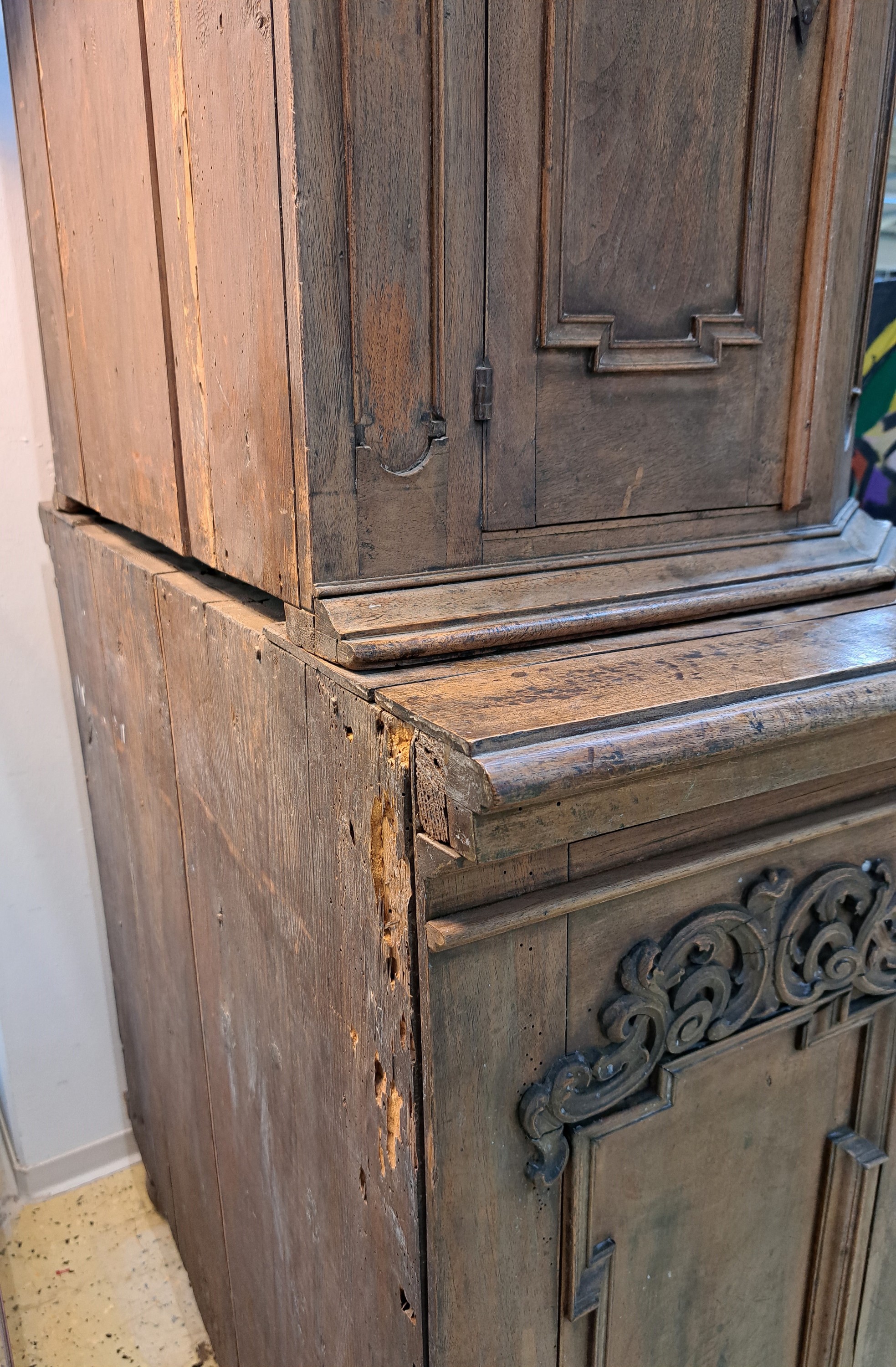 Detail j: Besteckschrank/Anrichte, Barock, 18.Jh., Nußbaumfurnier z.T. massiv, Unter und Oberteil zweitürig, aufgelegte Schnitzereien aus Akanthus und ...