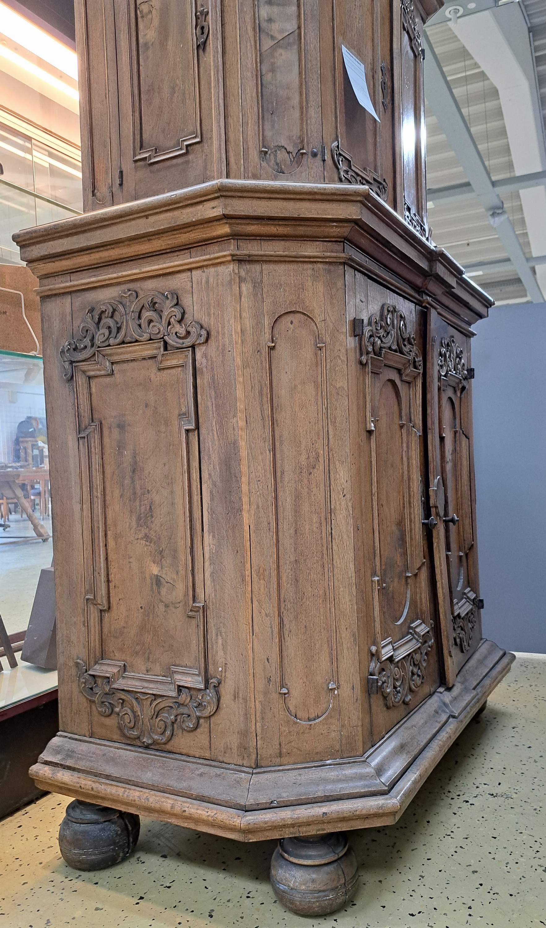 Detail k: Besteckschrank/Anrichte, Barock, 18.Jh., Nußbaumfurnier z.T. massiv, Unter und Oberteil zweitürig, aufgelegte Schnitzereien aus Akanthus und ...