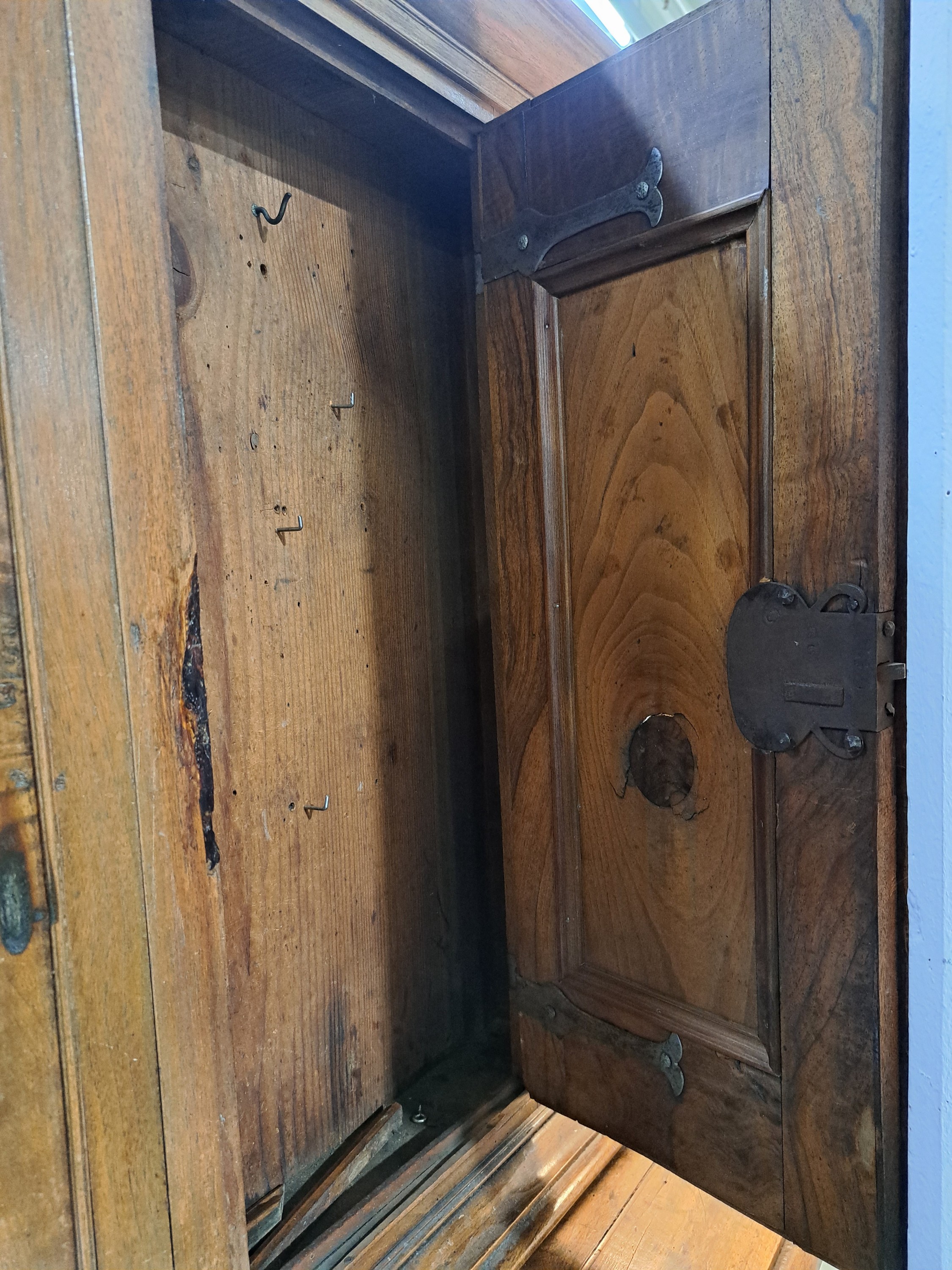 Detail l: Besteckschrank/Anrichte, Barock, 18.Jh., Nußbaumfurnier z.T. massiv, Unter und Oberteil zweitürig, aufgelegte Schnitzereien aus Akanthus und ...