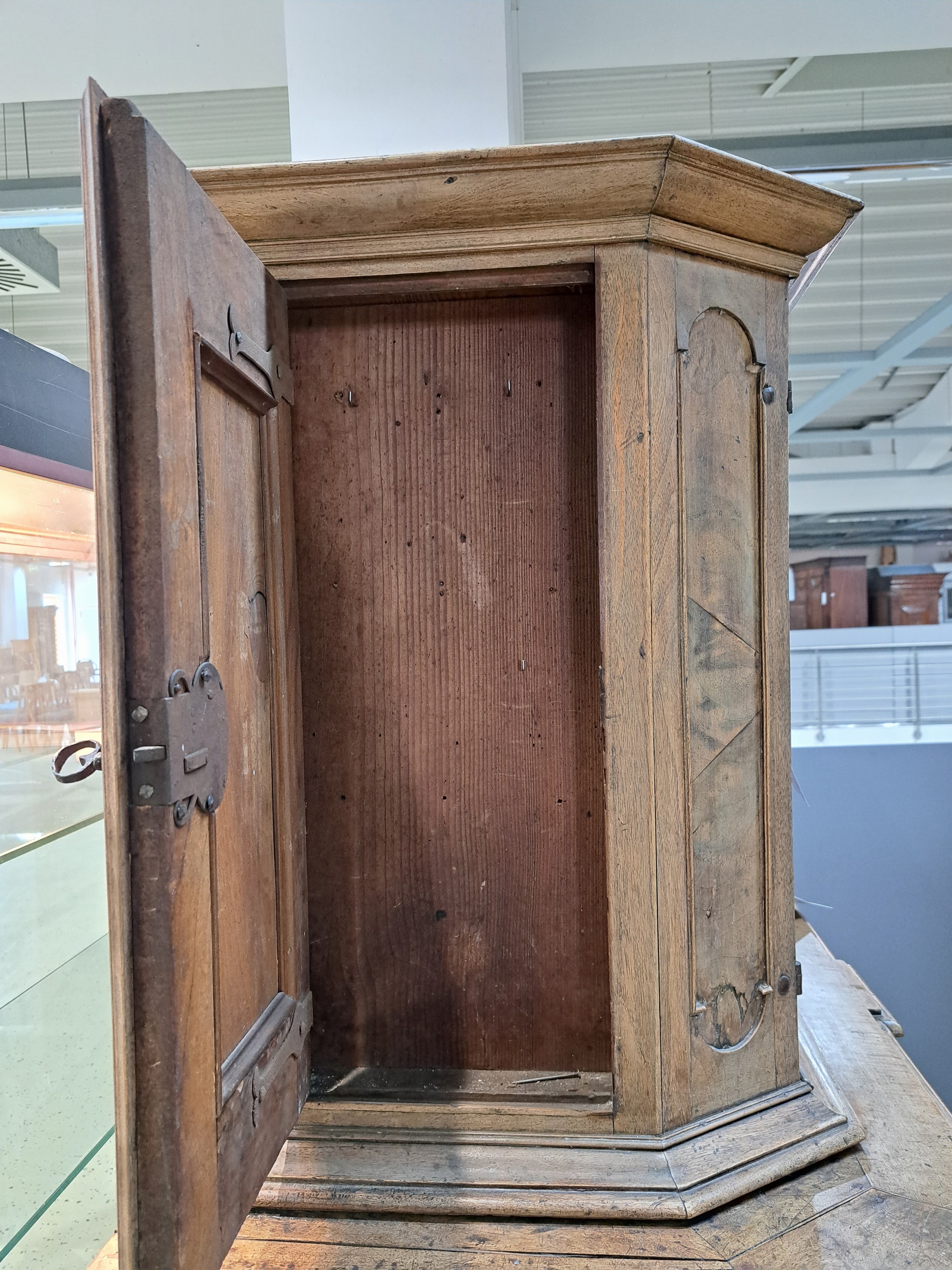 Detail m: Besteckschrank/Anrichte, Barock, 18.Jh., Nußbaumfurnier z.T. massiv, Unter und Oberteil zweitürig, aufgelegte Schnitzereien aus Akanthus und ...