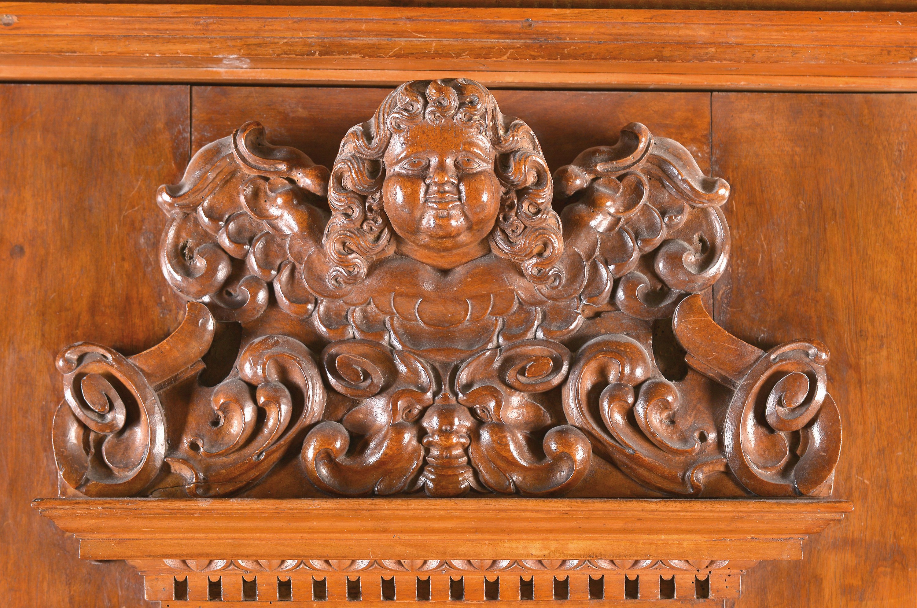 Detail a: Fassadenschrank, um 1890, Nussbaum massiv, eintürig, Tür mit Halbsäulen und Kapitellen, aufwendige Schnitzereien aus Puttoköpfen und Akanthus, ...