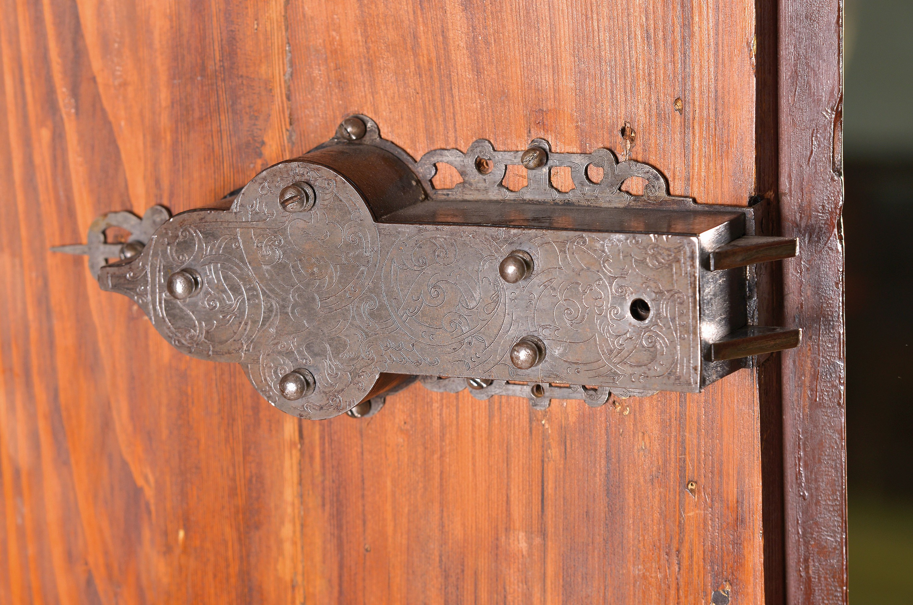 Detail b: Fassadenschrank, um 1890, Nussbaum massiv, eintürig, Tür mit Halbsäulen und Kapitellen, aufwendige Schnitzereien aus Puttoköpfen und Akanthus, ...