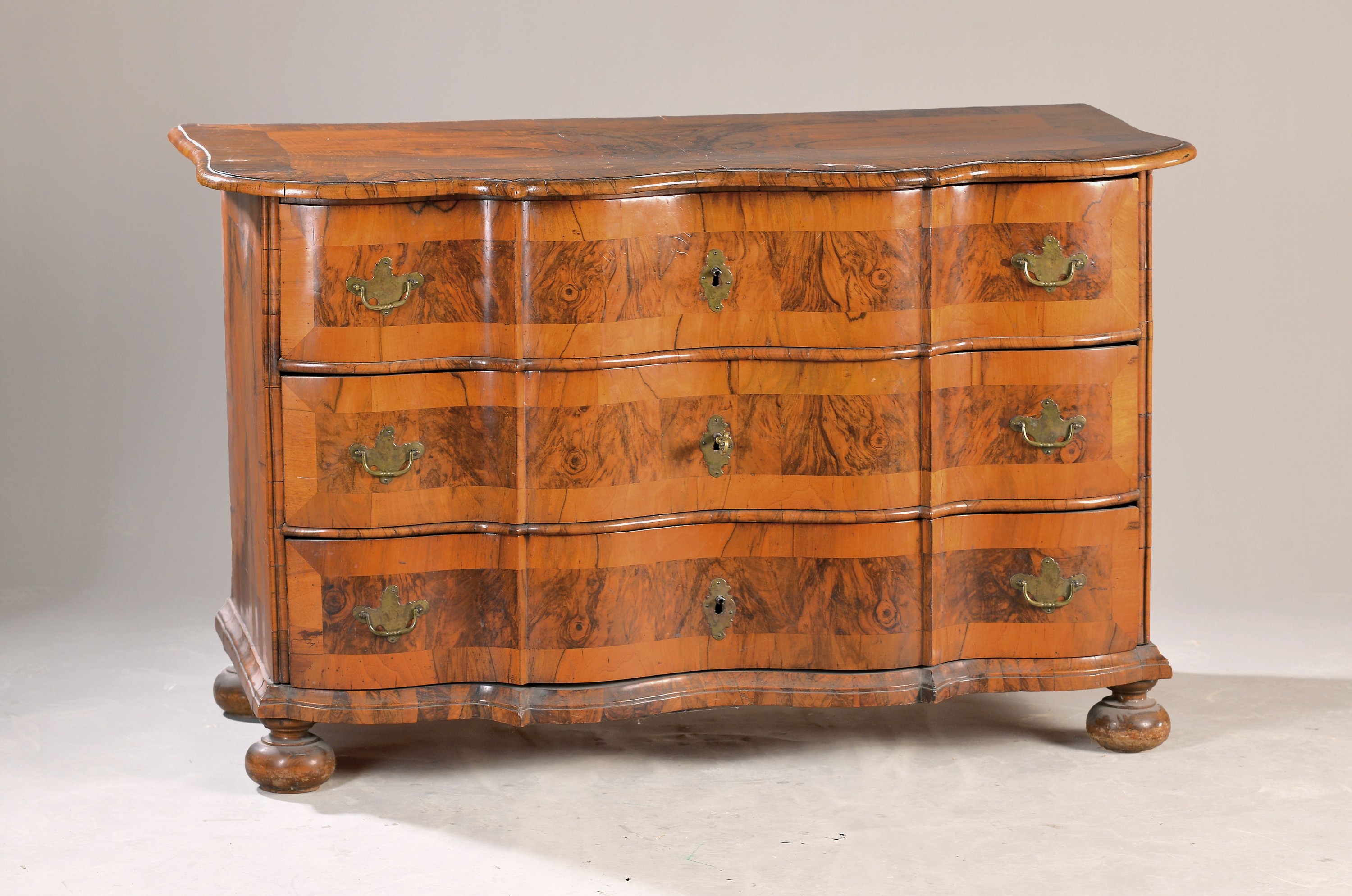 Barock Kommode, um 1750, Nußbaumfurnier, 3 Schubladen, Rahmenfüllungen in Wurzelnuss, Messingbeschläge, orig. Schlösser, ca. 78 x 128 x 63 cm, EZ ...