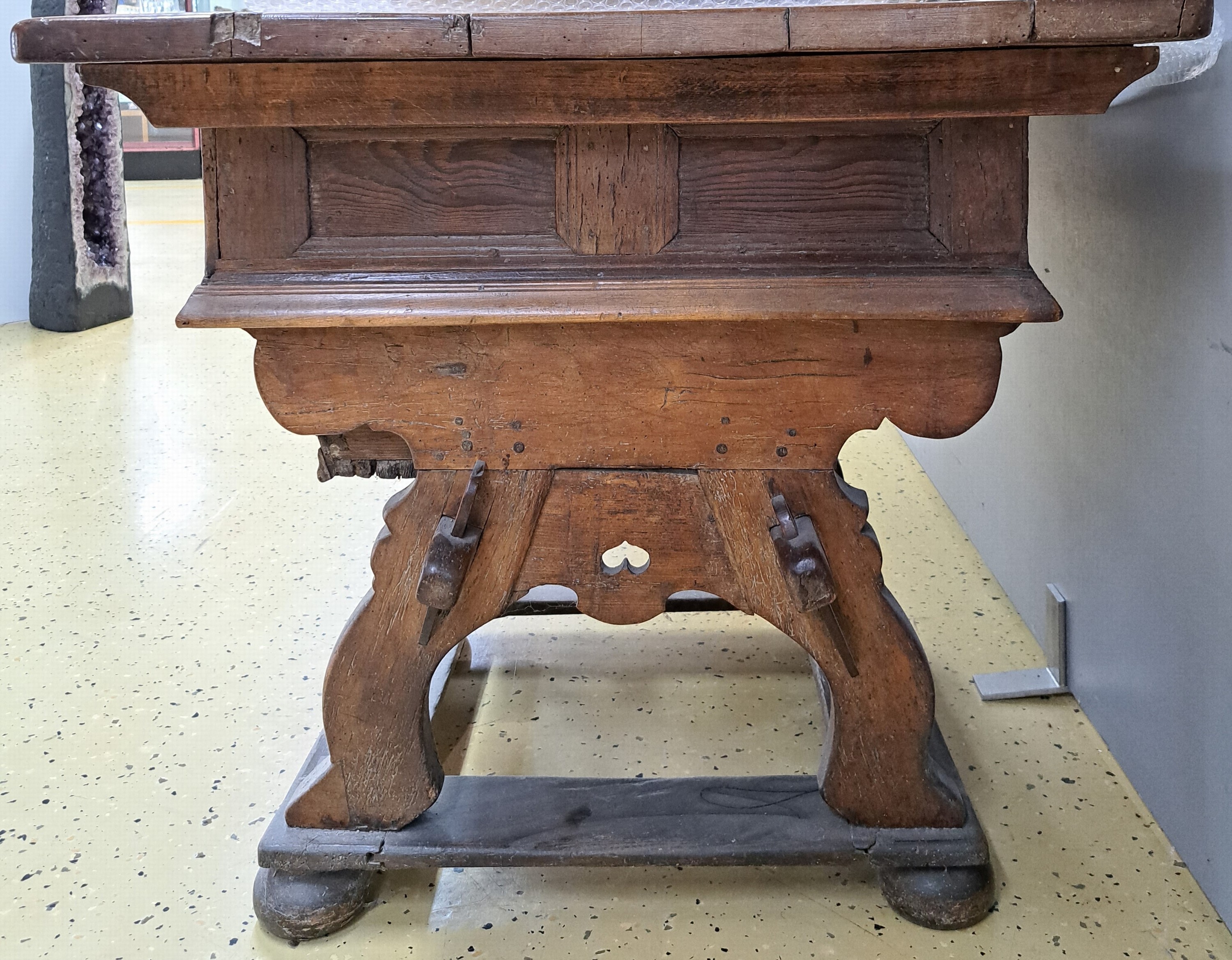Detail i: Barocker Rhöntisch/ Jogltisch, 18.Jh., Nußbaum massiv, Deckplatte aufschiebbar, ca. 82 x 103 x 82 cm, EZ 2-3
