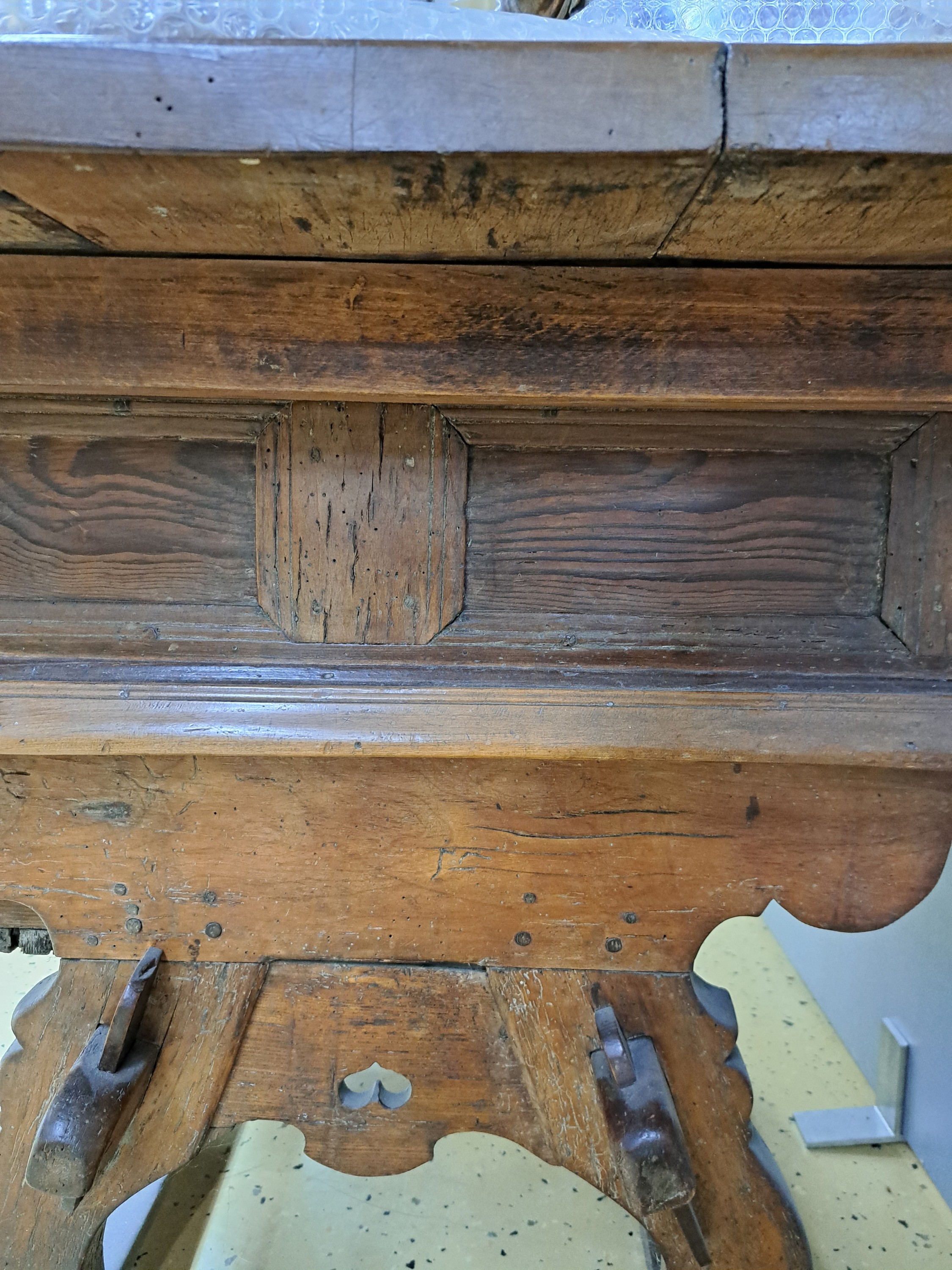 Detail j: Barocker Rhöntisch/ Jogltisch, 18.Jh., Nußbaum massiv, Deckplatte aufschiebbar, ca. 82 x 103 x 82 cm, EZ 2-3