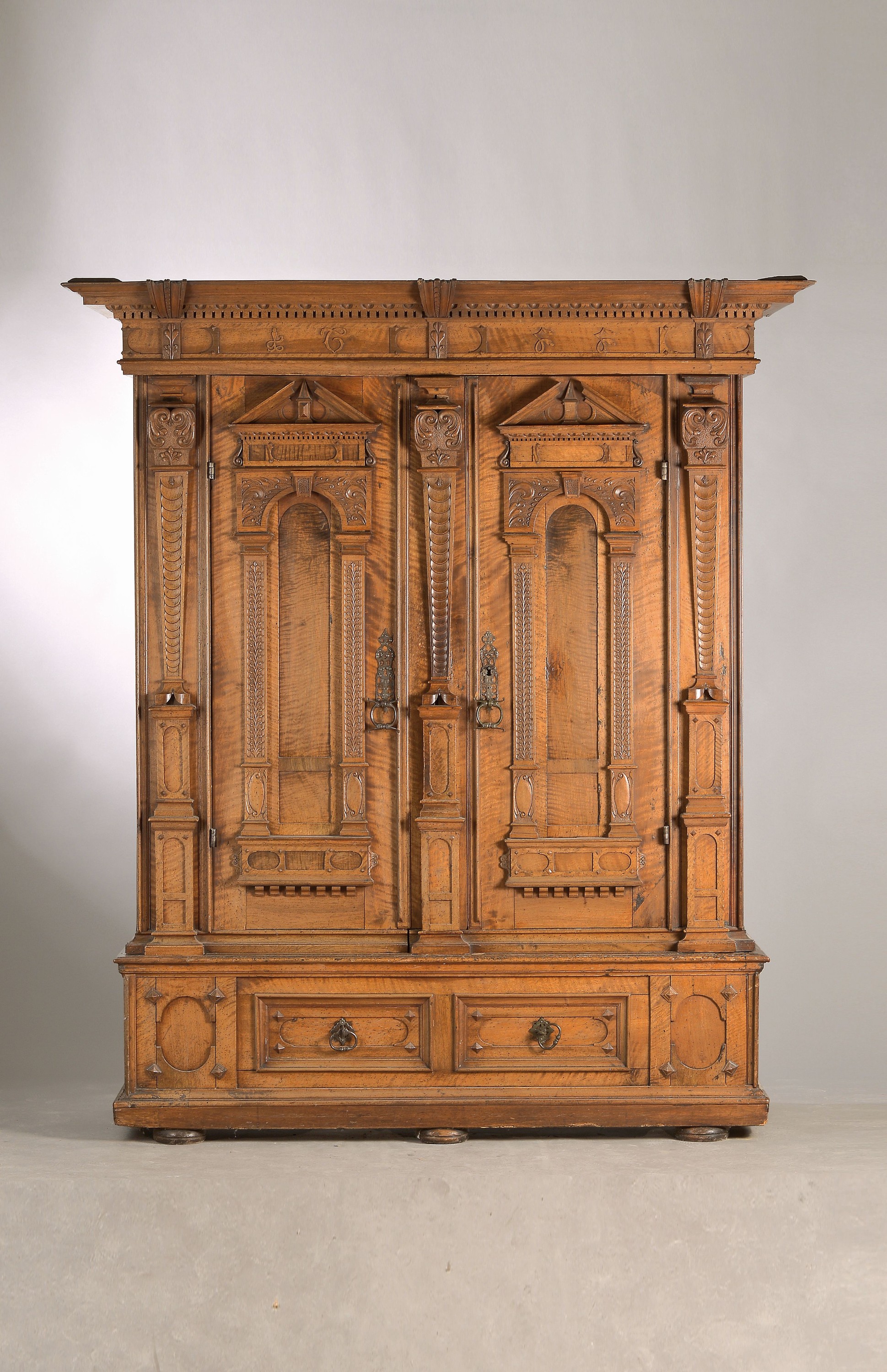 Frühbarocker Fassadenschrank, 17. und 19. Jh., Front bzw. Türen überwiegend aus der Zeit, Pilaster mit Schuppendekor, architektonische gegliederte ...