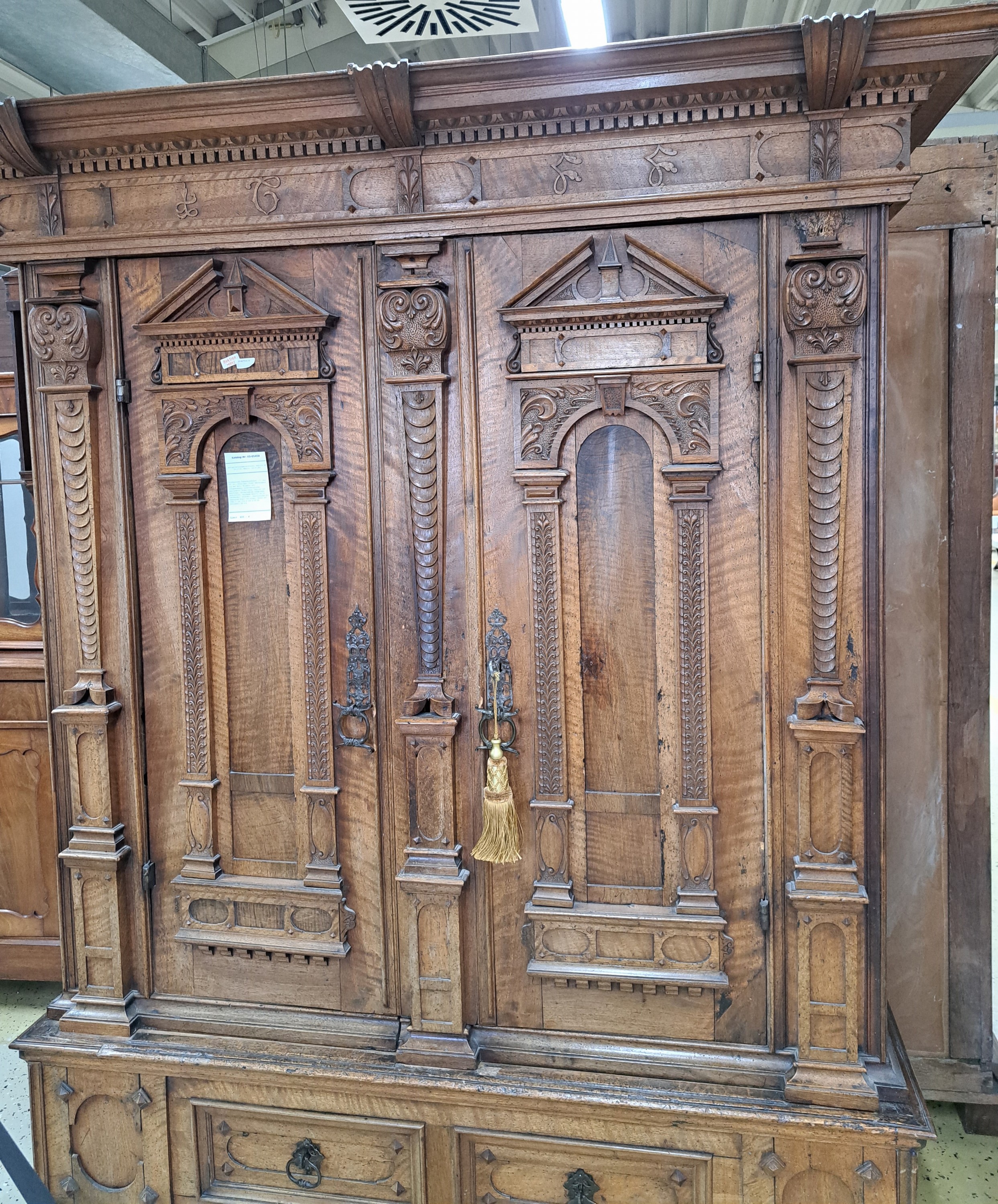Detail a: Frühbarocker Fassadenschrank, 17. und 19. Jh., Front bzw. Türen überwiegend aus der Zeit, Pilaster mit Schuppendekor, architektonische gegliederte ...