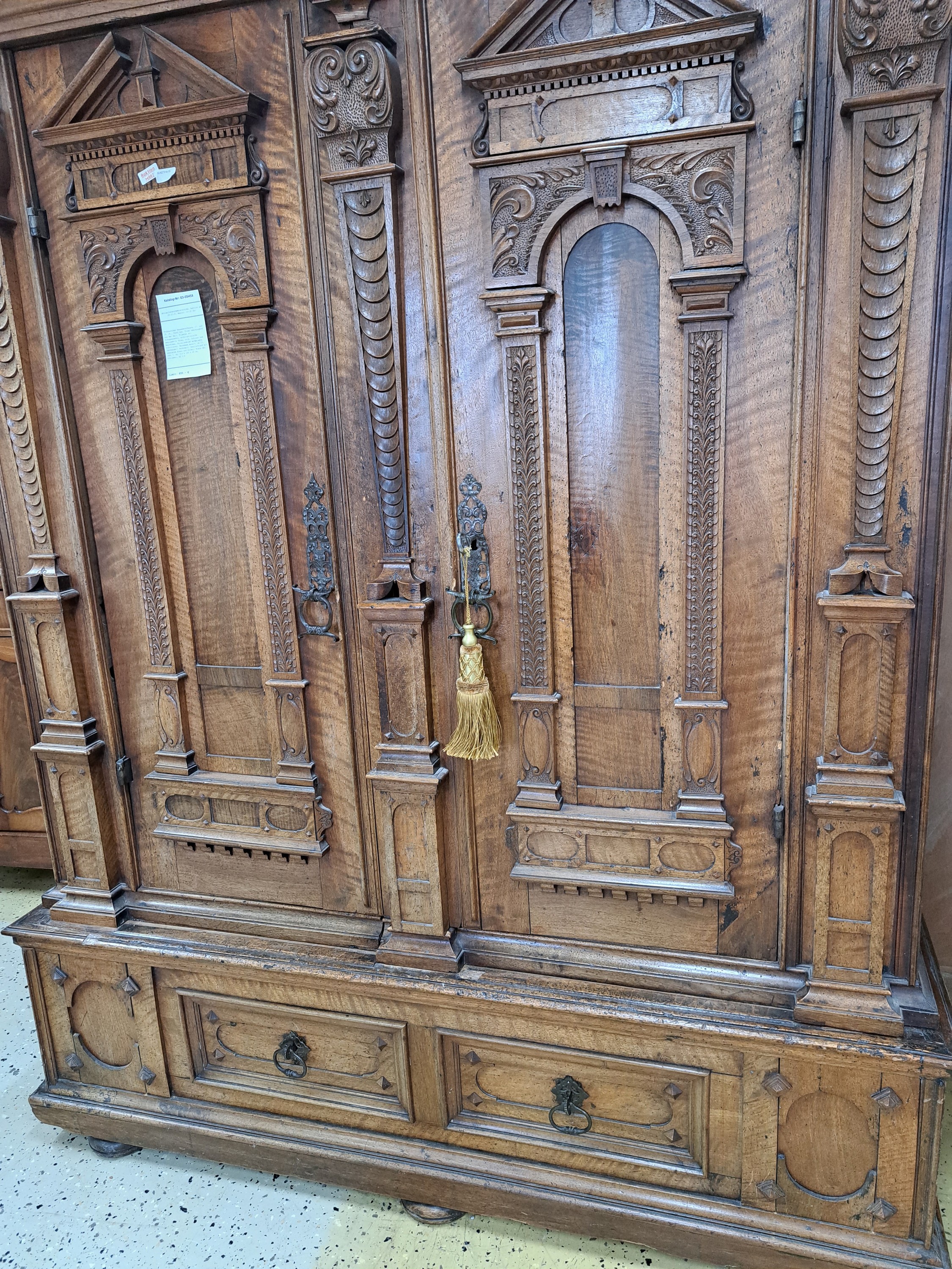 Detail b: Frühbarocker Fassadenschrank, 17. und 19. Jh., Front bzw. Türen überwiegend aus der Zeit, Pilaster mit Schuppendekor, architektonische gegliederte ...