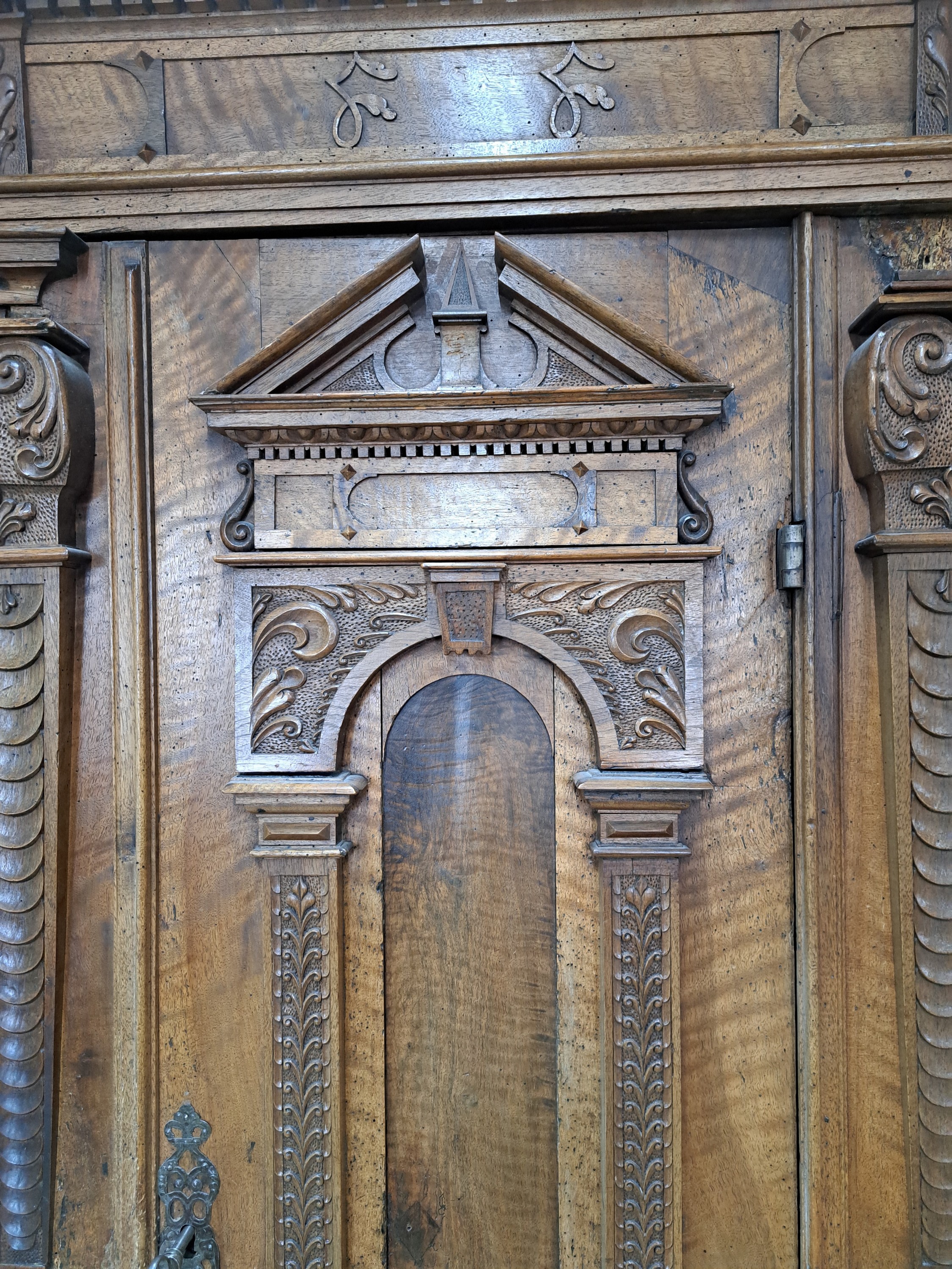 Detail c: Frühbarocker Fassadenschrank, 17. und 19. Jh., Front bzw. Türen überwiegend aus der Zeit, Pilaster mit Schuppendekor, architektonische gegliederte ...