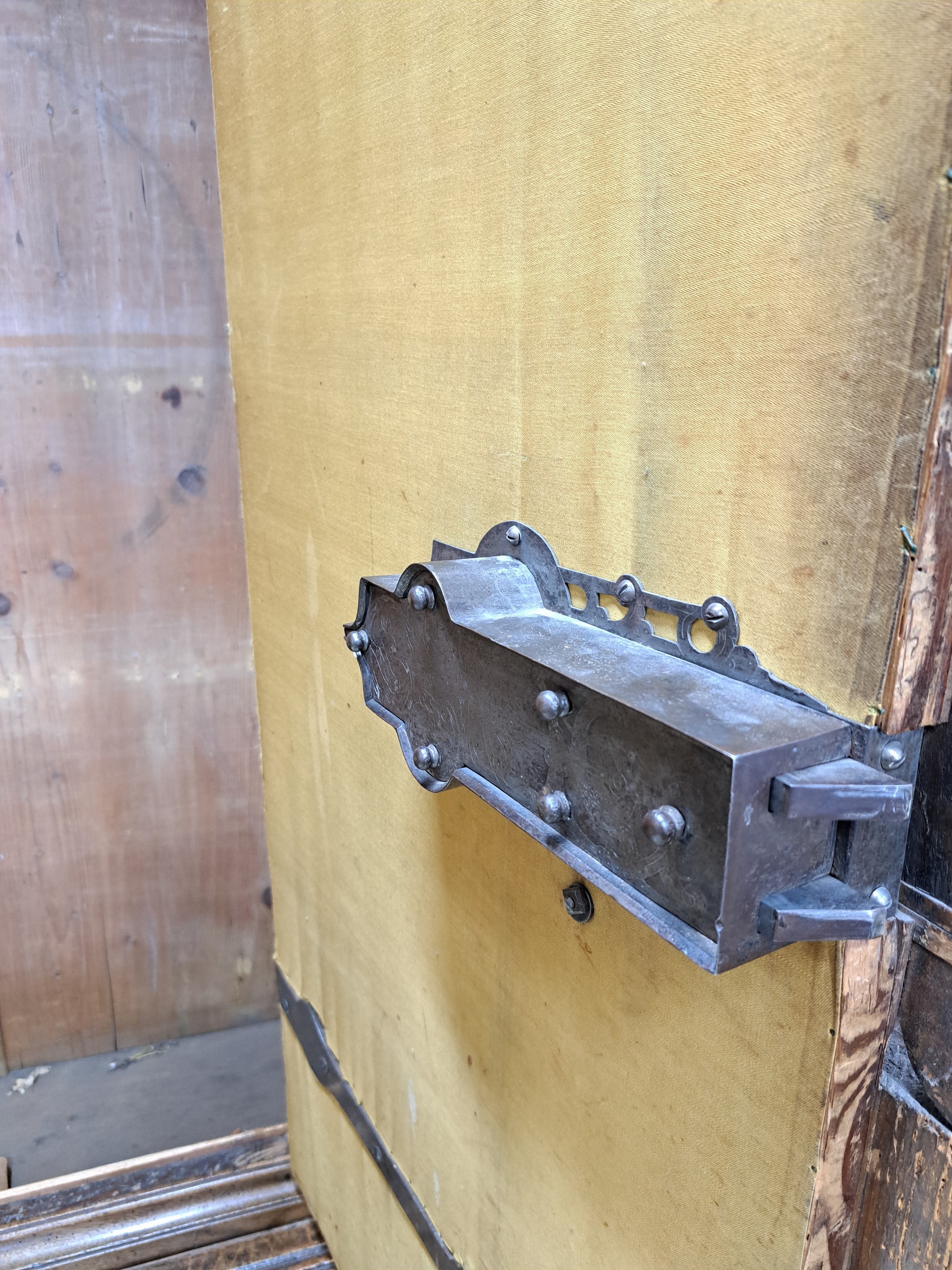 Detail d: Frühbarocker Fassadenschrank, 17. und 19. Jh., Front bzw. Türen überwiegend aus der Zeit, Pilaster mit Schuppendekor, architektonische gegliederte ...