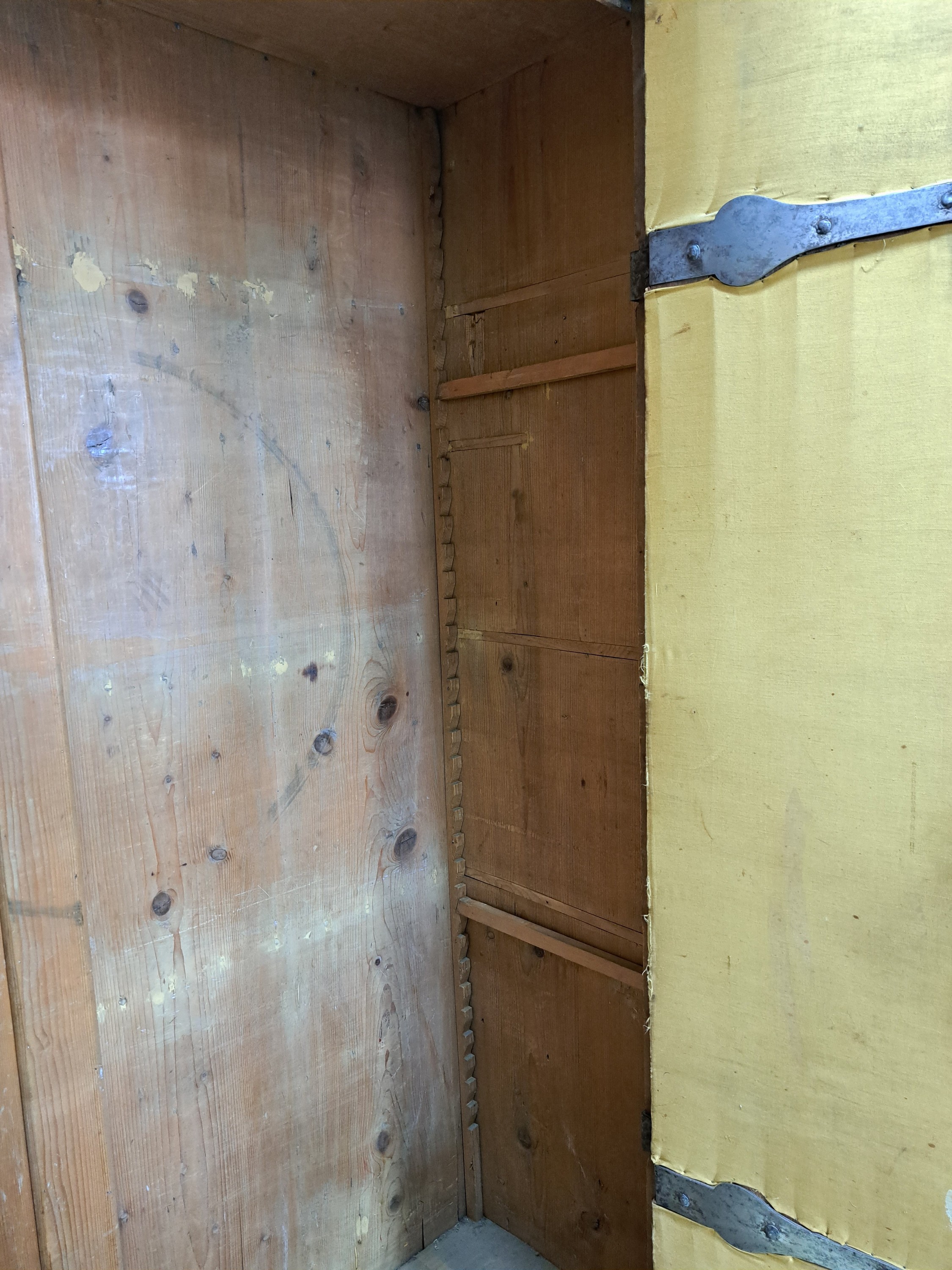 Detail f: Frühbarocker Fassadenschrank, 17. und 19. Jh., Front bzw. Türen überwiegend aus der Zeit, Pilaster mit Schuppendekor, architektonische gegliederte ...
