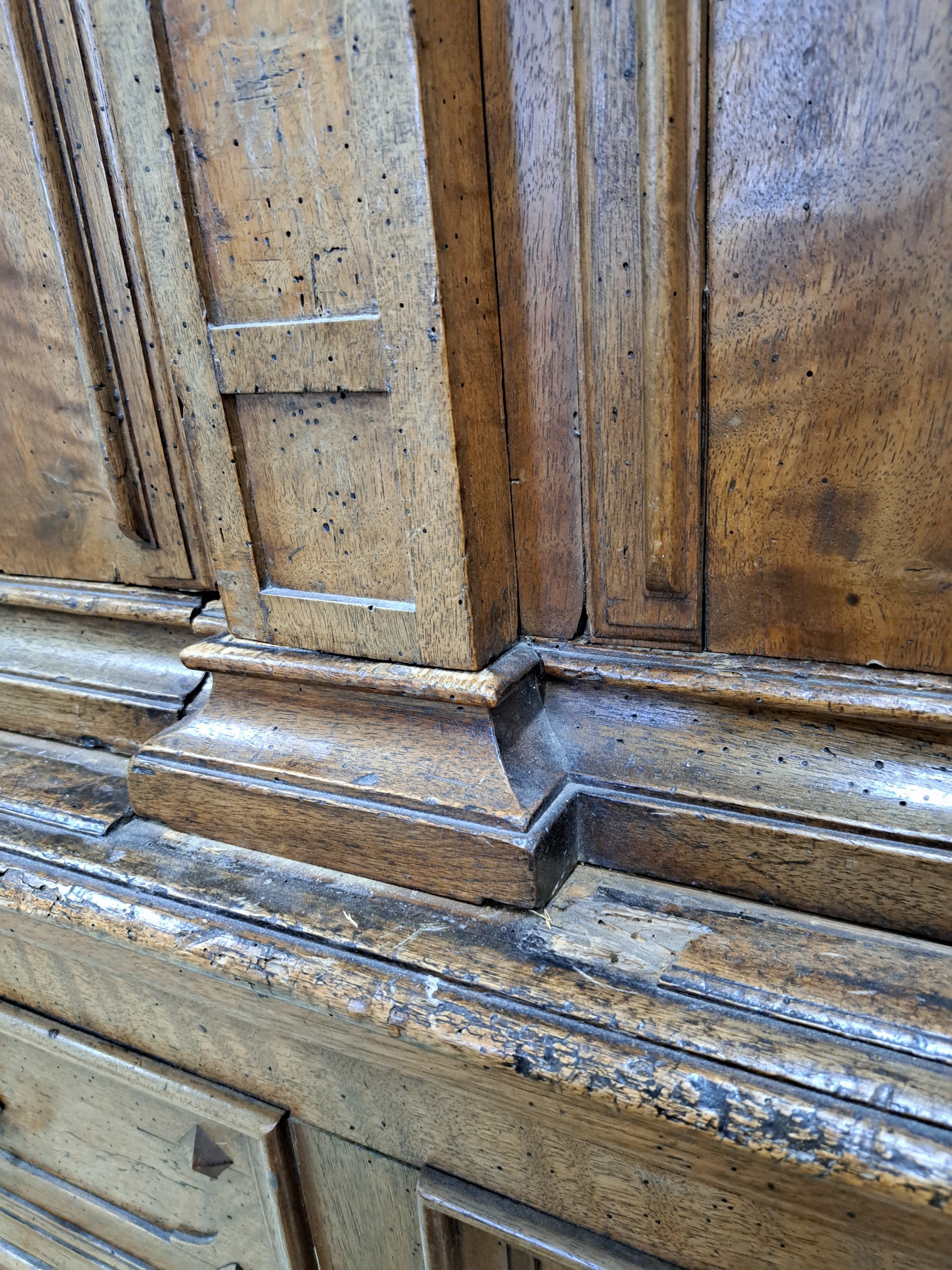 Detail g: Frühbarocker Fassadenschrank, 17. und 19. Jh., Front bzw. Türen überwiegend aus der Zeit, Pilaster mit Schuppendekor, architektonische gegliederte ...
