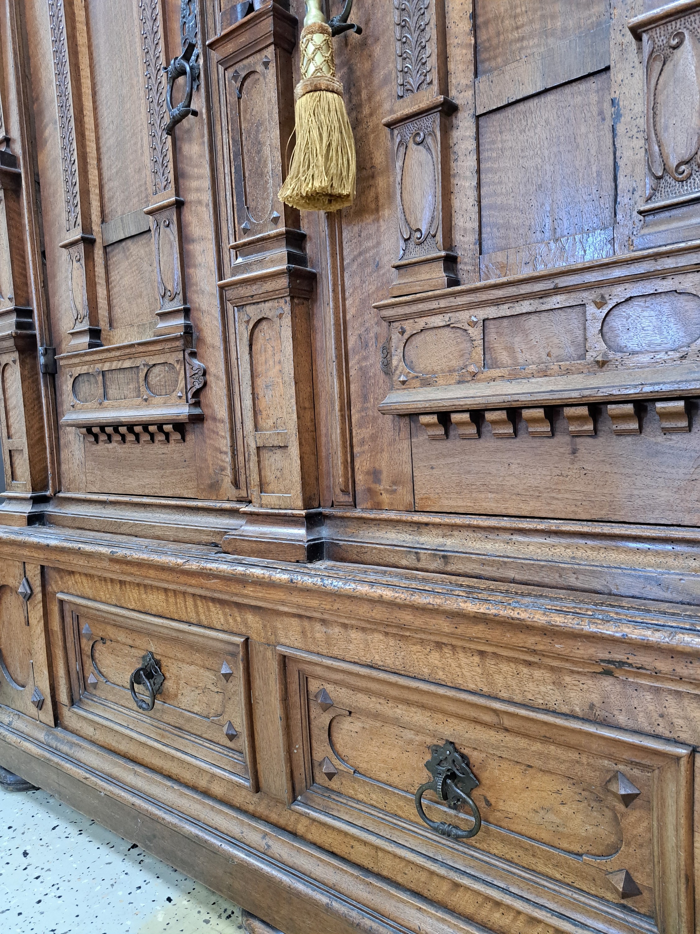 Detail h: Frühbarocker Fassadenschrank, 17. und 19. Jh., Front bzw. Türen überwiegend aus der Zeit, Pilaster mit Schuppendekor, architektonische gegliederte ...