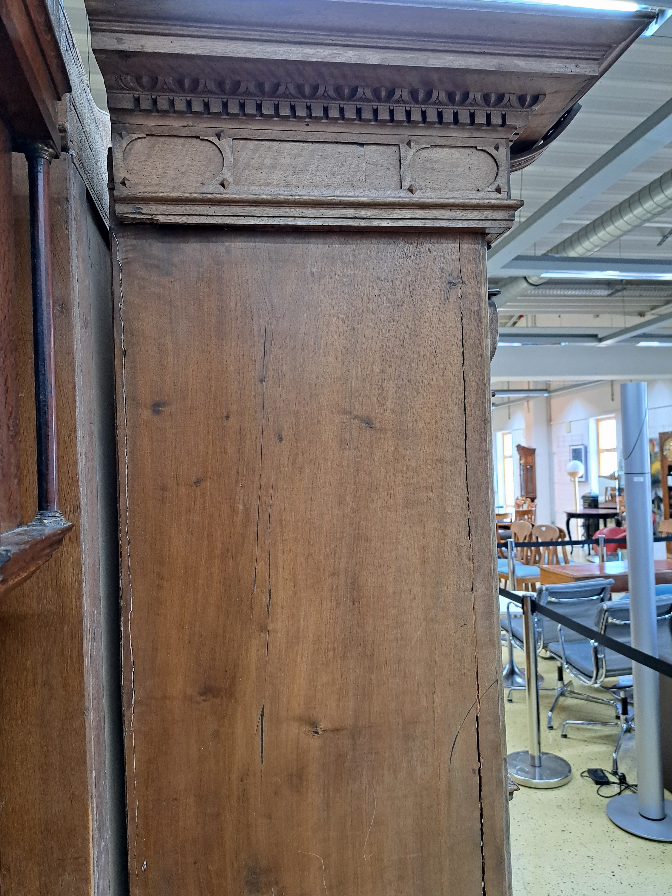 Detail i: Frühbarocker Fassadenschrank, 17. und 19. Jh., Front bzw. Türen überwiegend aus der Zeit, Pilaster mit Schuppendekor, architektonische gegliederte ...