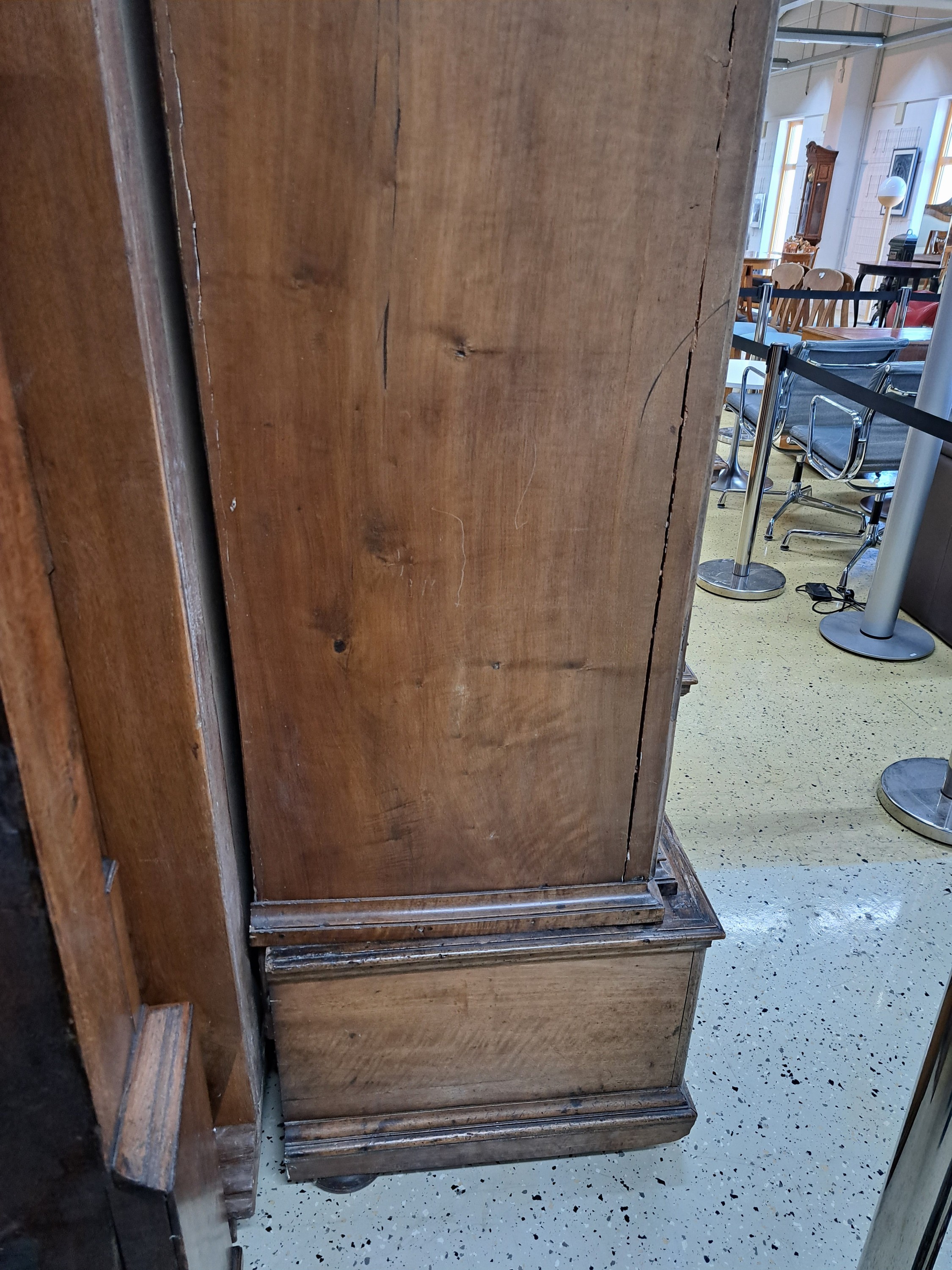 Detail j: Frühbarocker Fassadenschrank, 17. und 19. Jh., Front bzw. Türen überwiegend aus der Zeit, Pilaster mit Schuppendekor, architektonische gegliederte ...