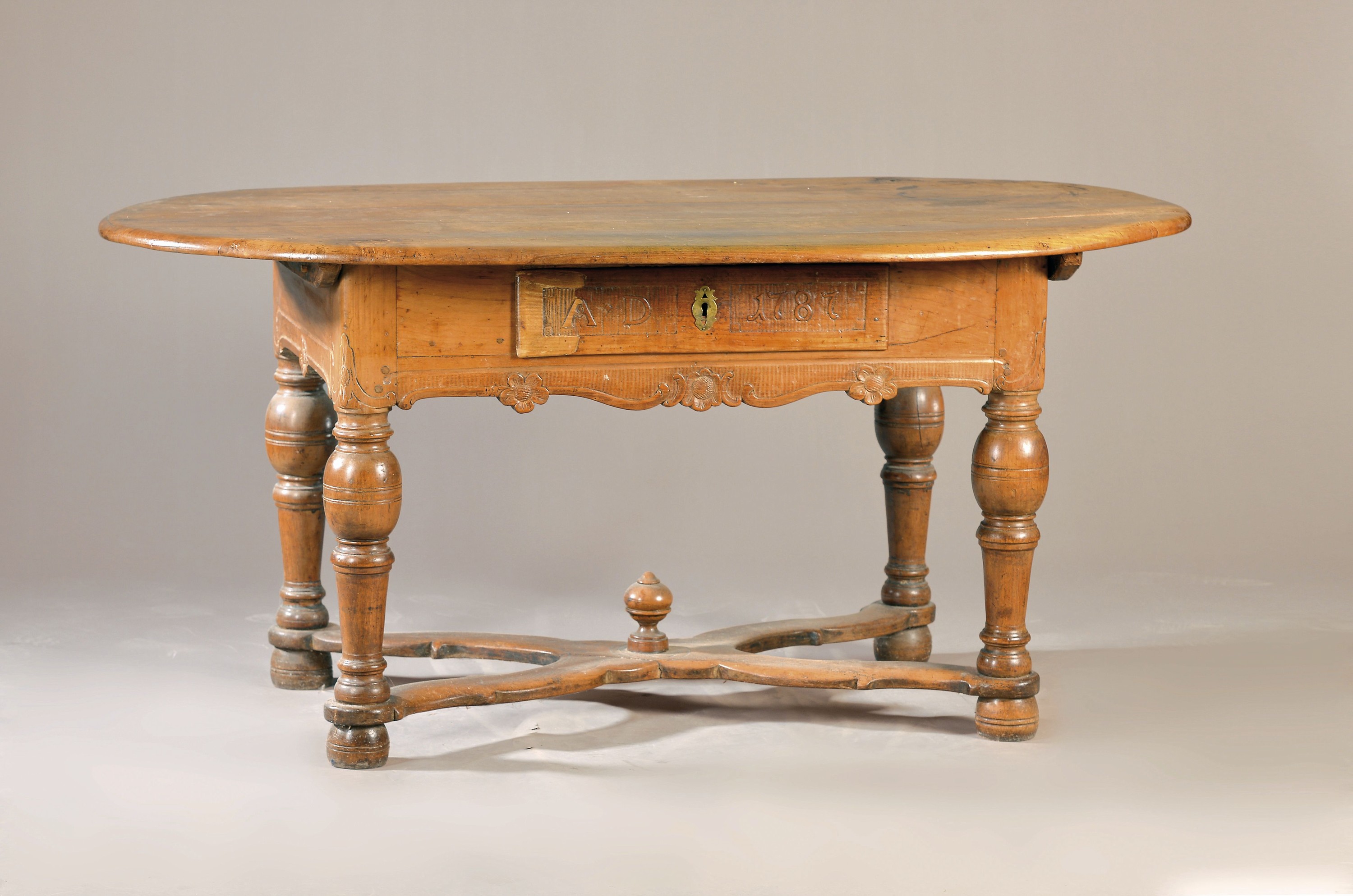 Barock-Tisch, dat. 1787, Nußbaum massiv, ovale Tischform, eine Schublade, Unterbau mit Vasensteg, ca. 75 x 162 x 91 cm, EZ 3