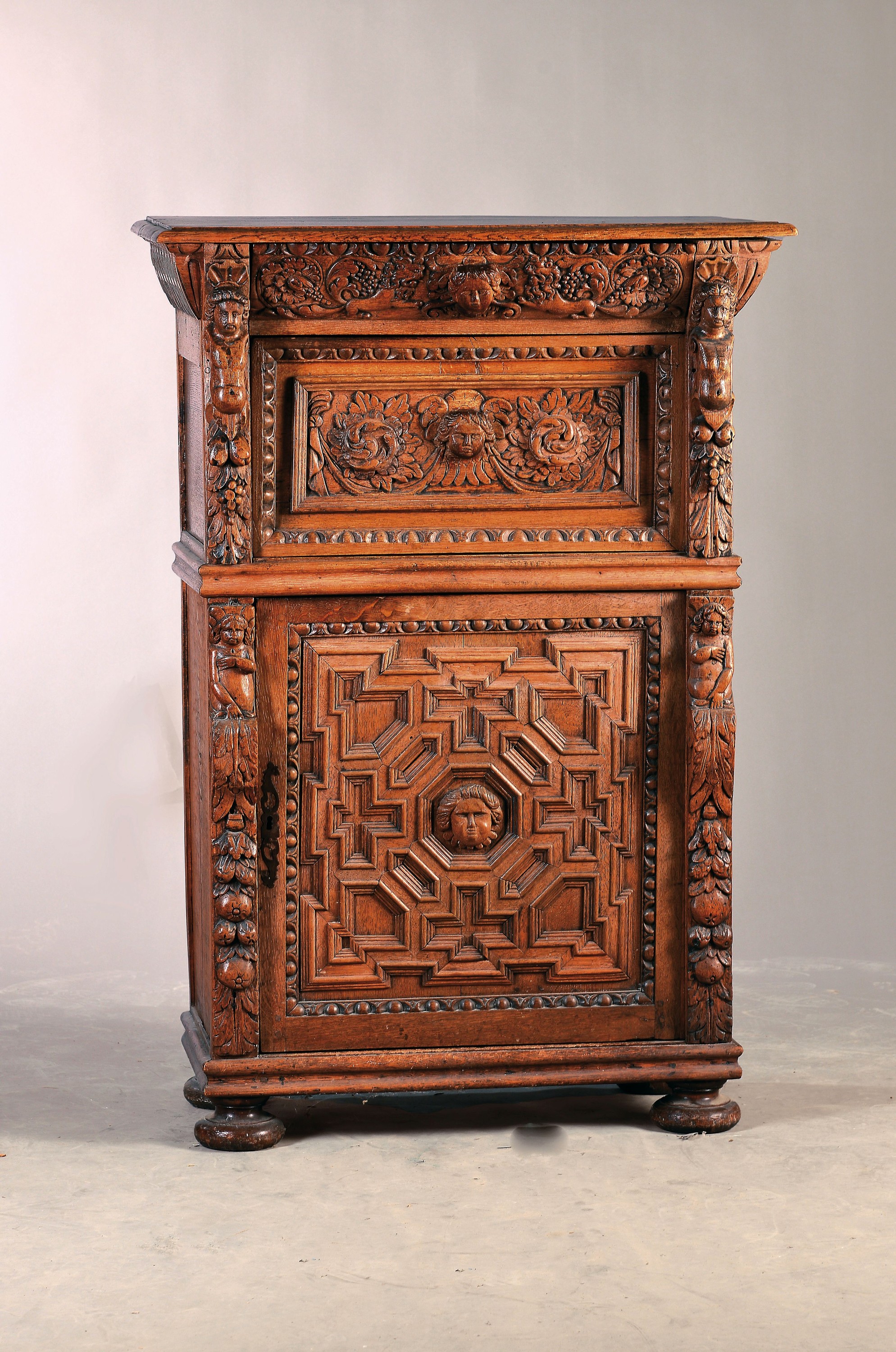 Halbschrank, um 1880, Eiche massiv, aufwendige Schnitzereien mit Puttos, Akanthus und Trauben, jeweils eine Tür oben und unten, ca. 126 x 85 x 45 ...