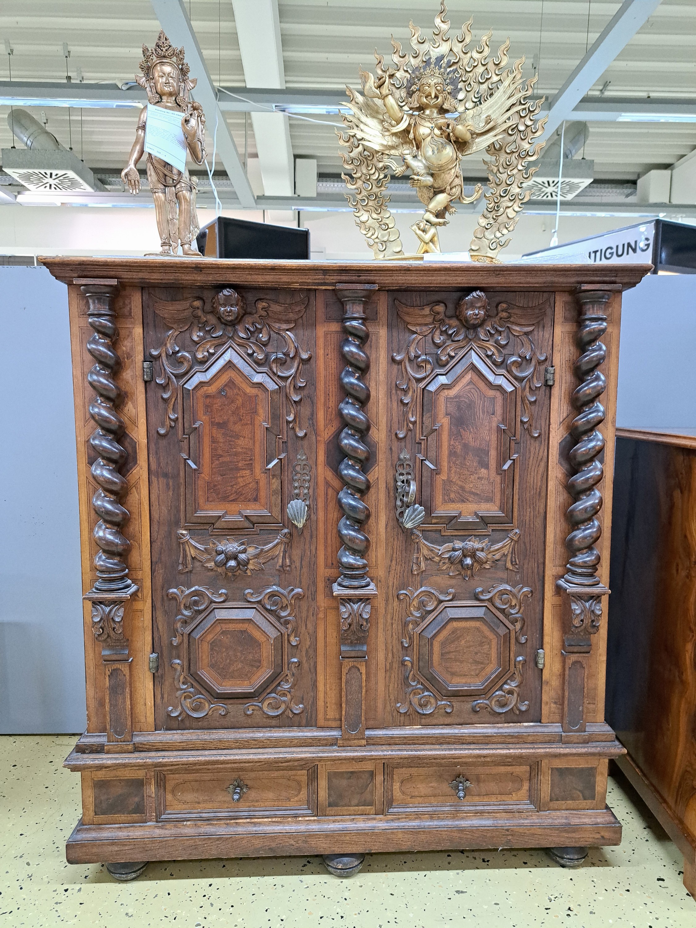 Detail b: Halbschrank, Renaissancestil, um 1880, Fassadenschrank, aufwendige Front mit zwei Türen, reich gegliedert, Lisenen und Kassetten mit ...