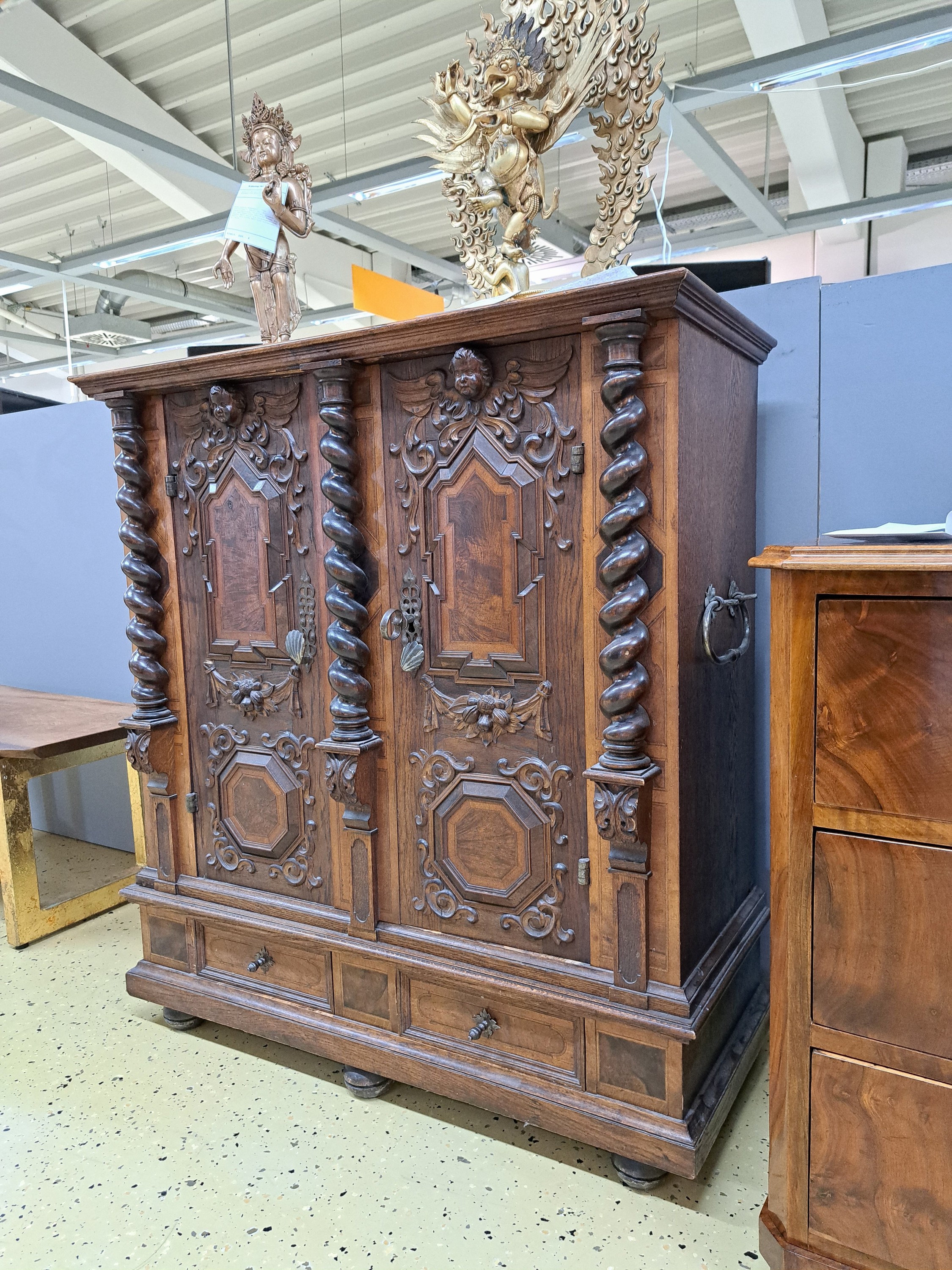 Detail c: Halbschrank, Renaissancestil, um 1880, Fassadenschrank, aufwendige Front mit zwei Türen, reich gegliedert, Lisenen und Kassetten mit ...
