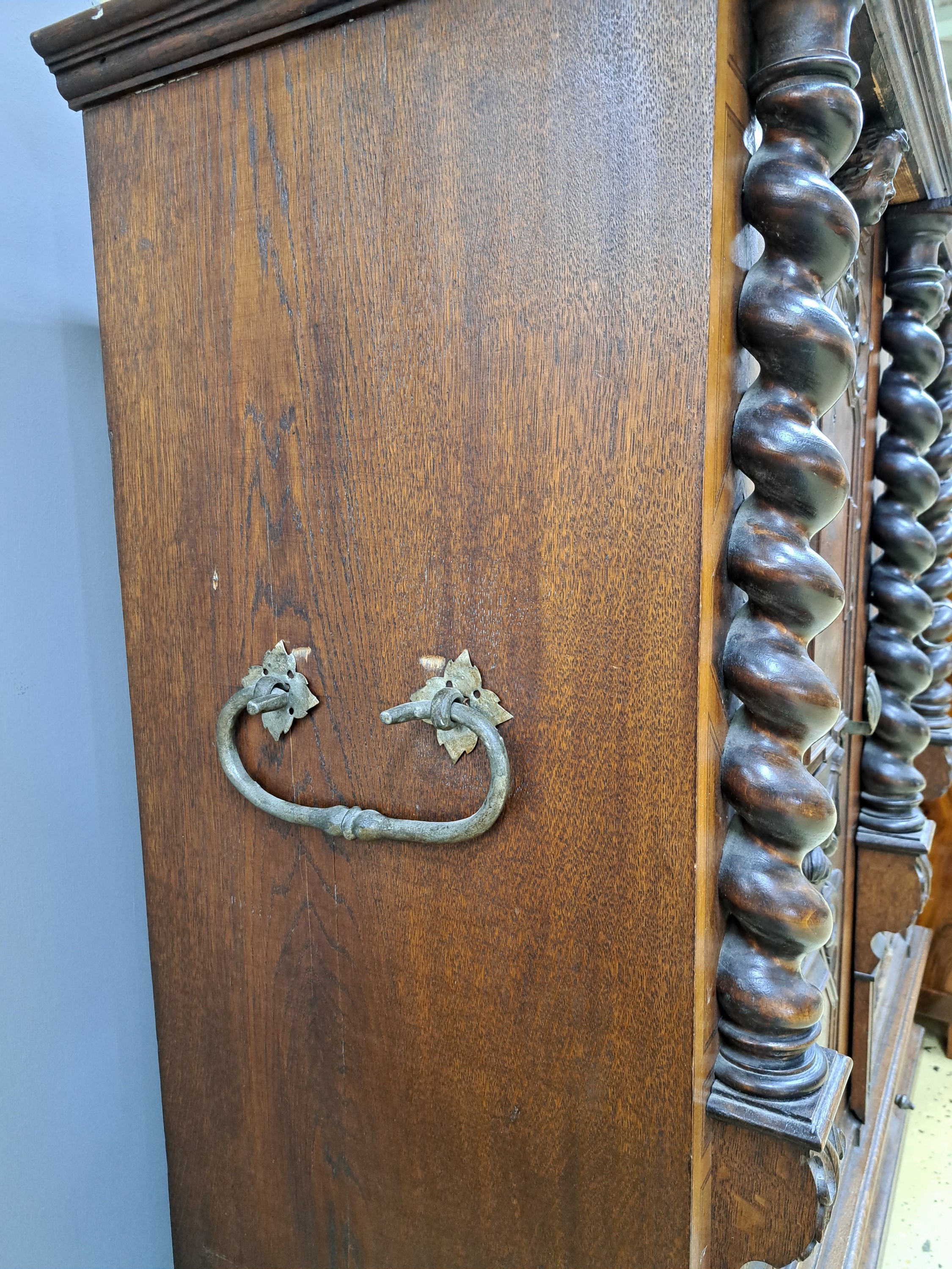 Detail d: Halbschrank, Renaissancestil, um 1880, Fassadenschrank, aufwendige Front mit zwei Türen, reich gegliedert, Lisenen und Kassetten mit ...