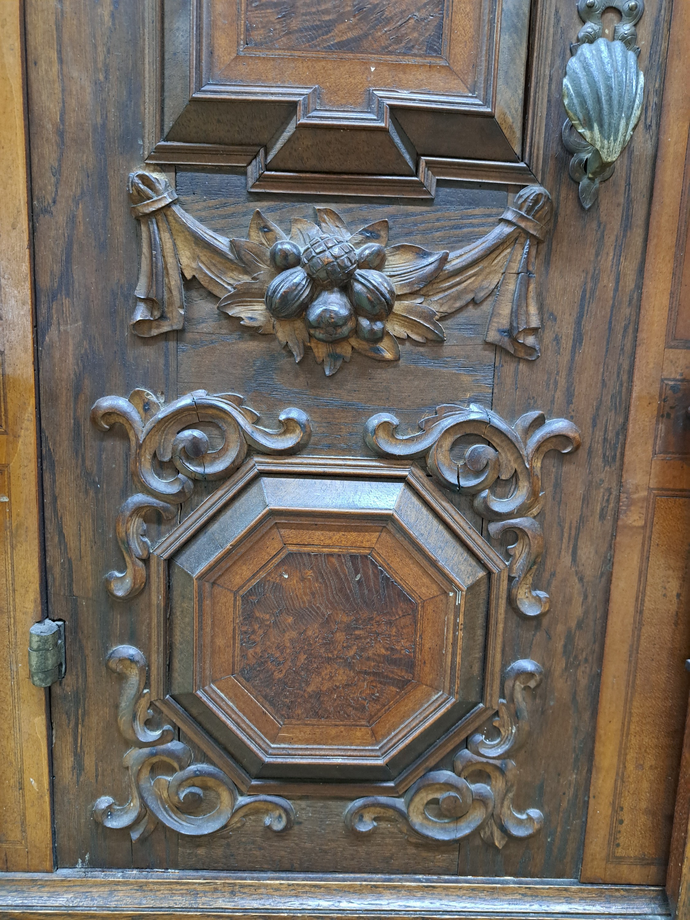 Detail f: Halbschrank, Renaissancestil, um 1880, Fassadenschrank, aufwendige Front mit zwei Türen, reich gegliedert, Lisenen und Kassetten mit ...