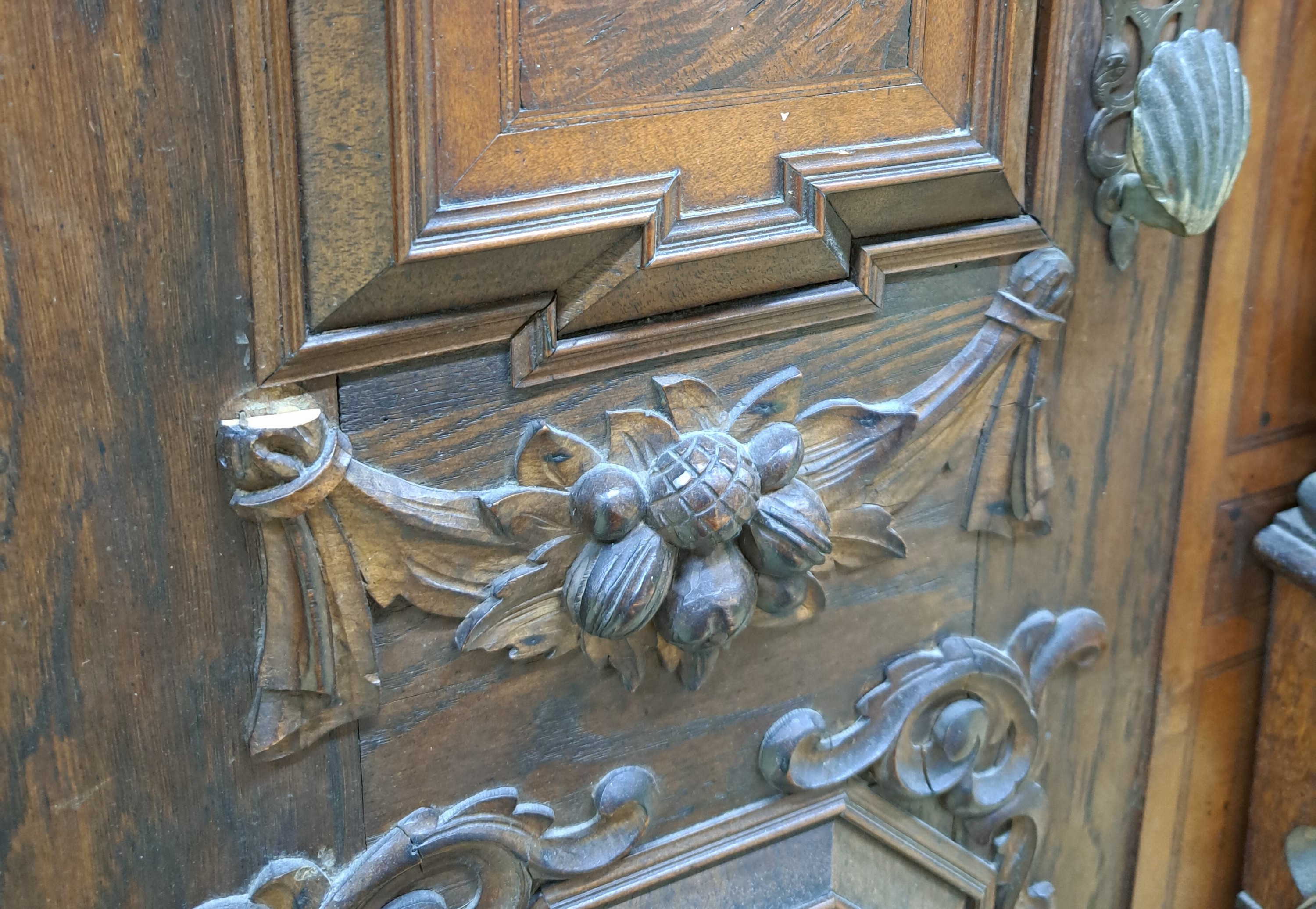 Detail g: Halbschrank, Renaissancestil, um 1880, Fassadenschrank, aufwendige Front mit zwei Türen, reich gegliedert, Lisenen und Kassetten mit ...