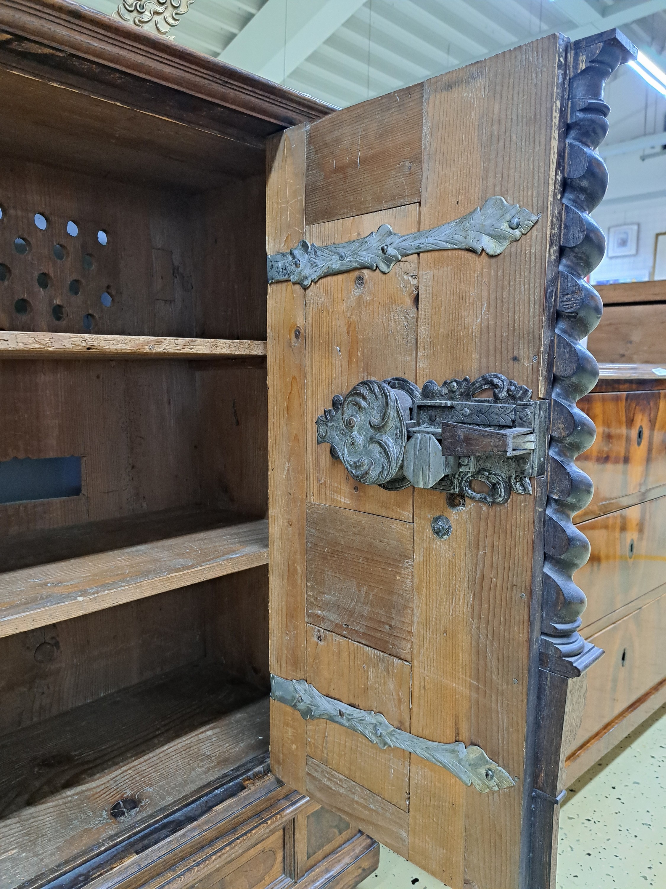 Detail h: Halbschrank, Renaissancestil, um 1880, Fassadenschrank, aufwendige Front mit zwei Türen, reich gegliedert, Lisenen und Kassetten mit ...