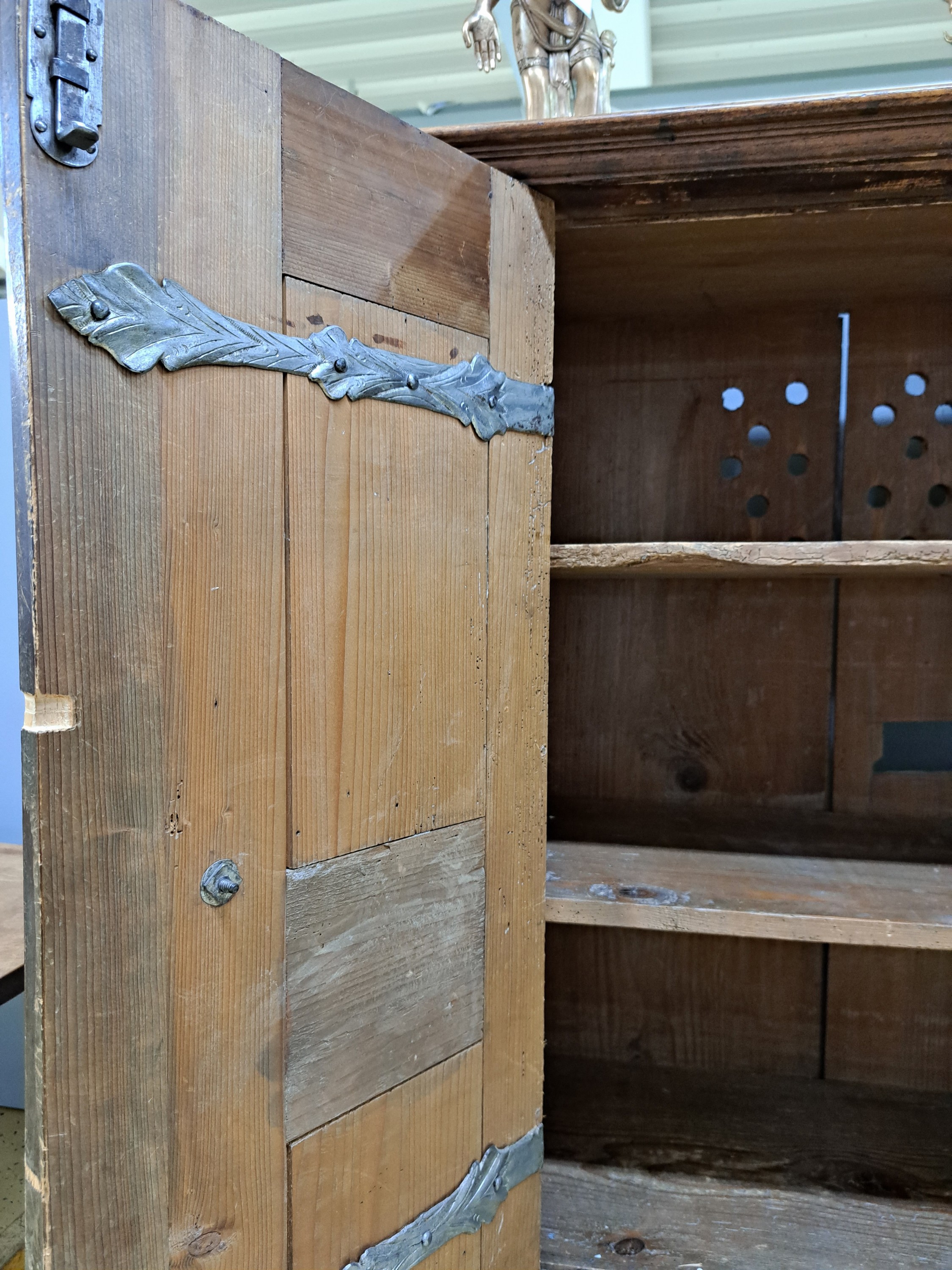 Detail i: Halbschrank, Renaissancestil, um 1880, Fassadenschrank, aufwendige Front mit zwei Türen, reich gegliedert, Lisenen und Kassetten mit ...