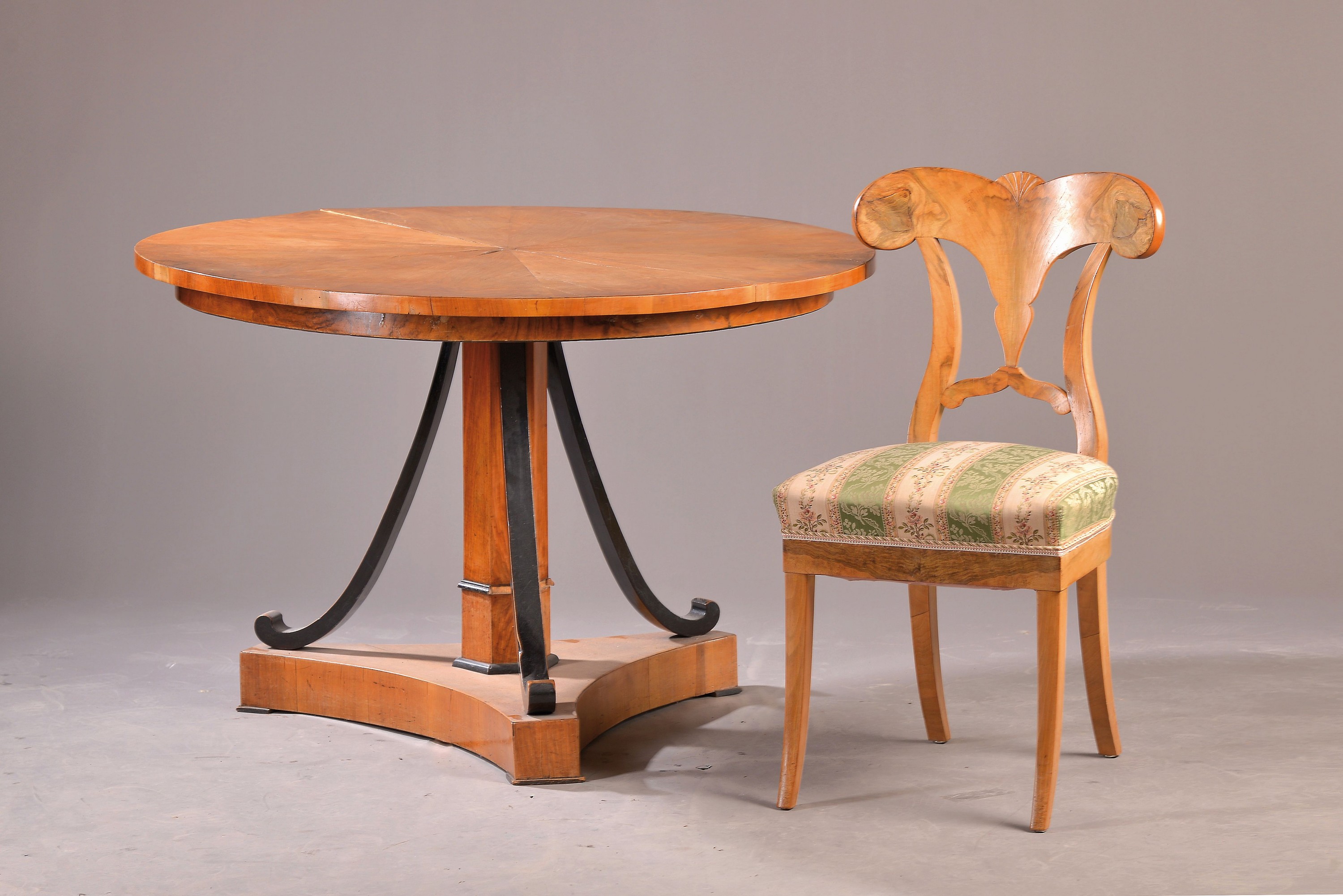 Detail a: Biedermeier Sitzgarnitur, um 1820-40, best. aus 6 Stühlen (2+3+1), Tisch und Ohrenbackensessel, Nußbaumfurnier z.T. massiv,gepolstert und bezogen, ...