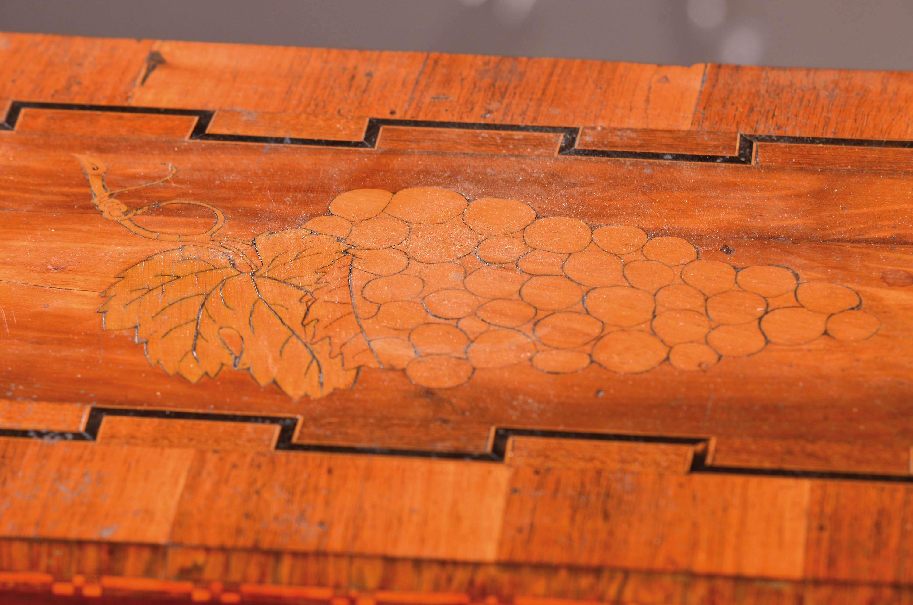 Detail c: Rollsekretär, 19.Jh., Nußbaumfurnier, Intarsien in diversen Edelhölzern, hinter Rollklappe ausziehbare Lederschreibfläche, mit ...