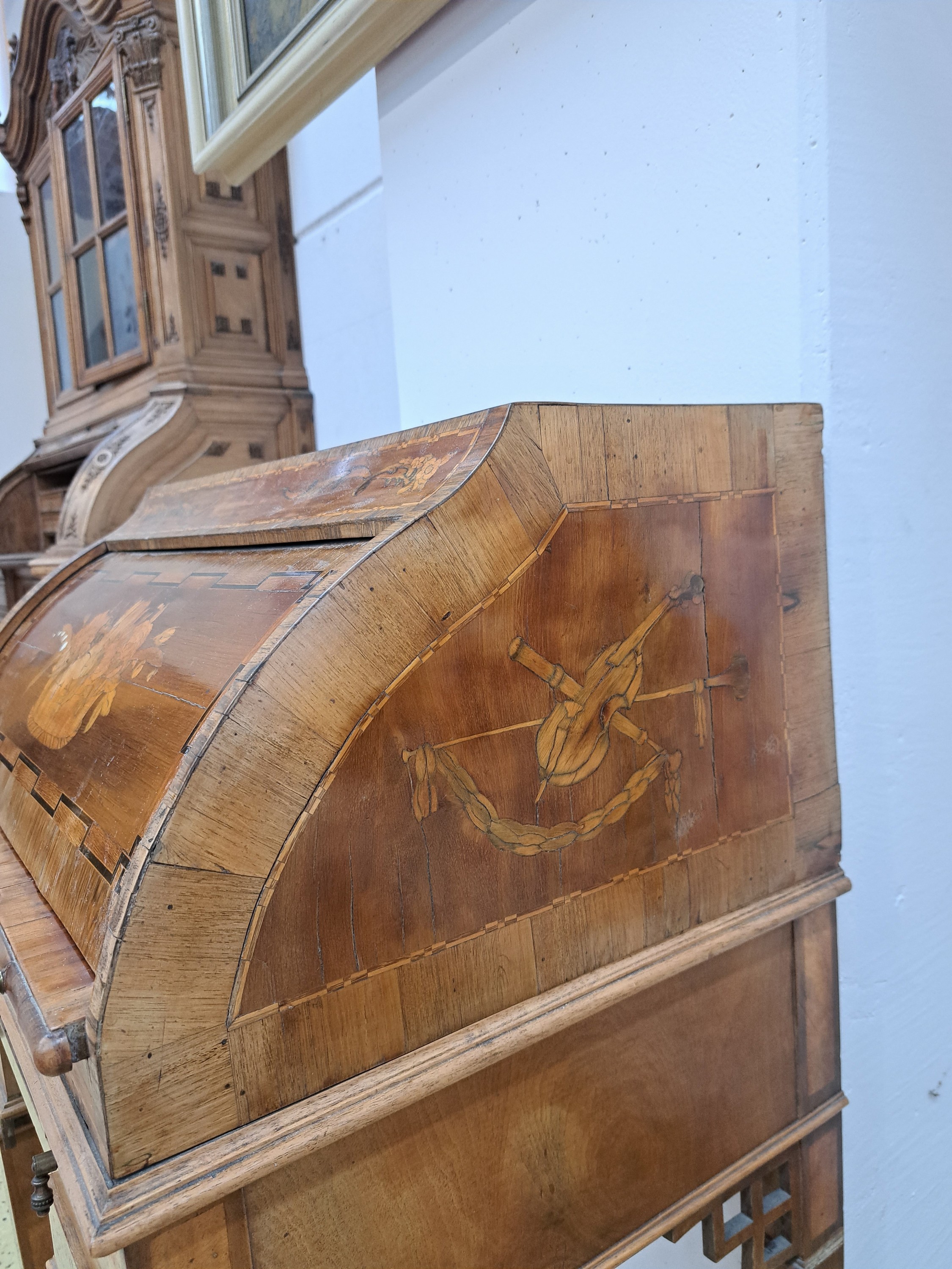 Detail g: Rollsekretär, 19.Jh., Nußbaumfurnier, Intarsien in diversen Edelhölzern, hinter Rollklappe ausziehbare Lederschreibfläche, mit ...