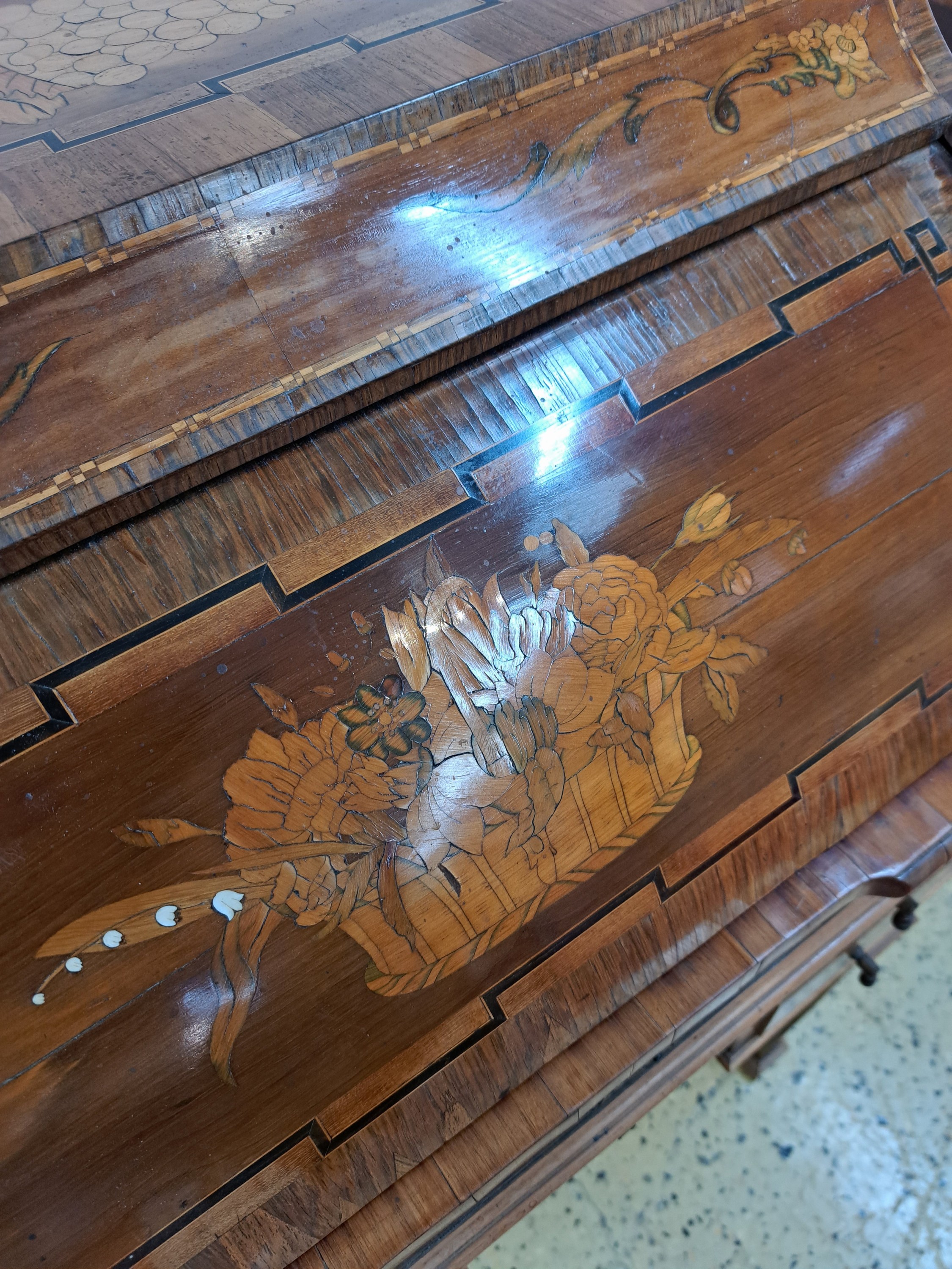 Detail h: Rollsekretär, 19.Jh., Nußbaumfurnier, Intarsien in diversen Edelhölzern, hinter Rollklappe ausziehbare Lederschreibfläche, mit ...