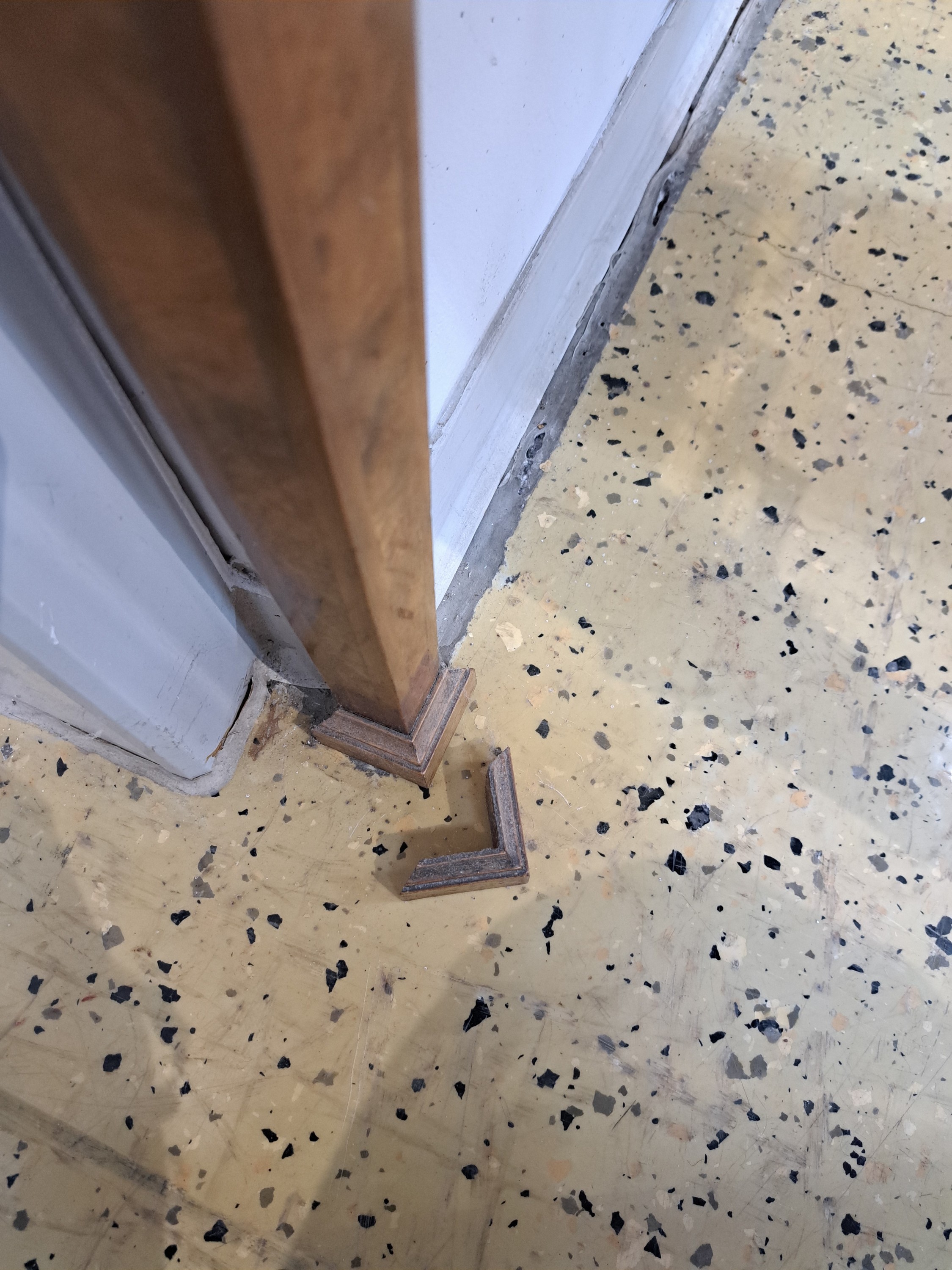Detail k: Rollsekretär, 19.Jh., Nußbaumfurnier, Intarsien in diversen Edelhölzern, hinter Rollklappe ausziehbare Lederschreibfläche, mit ...