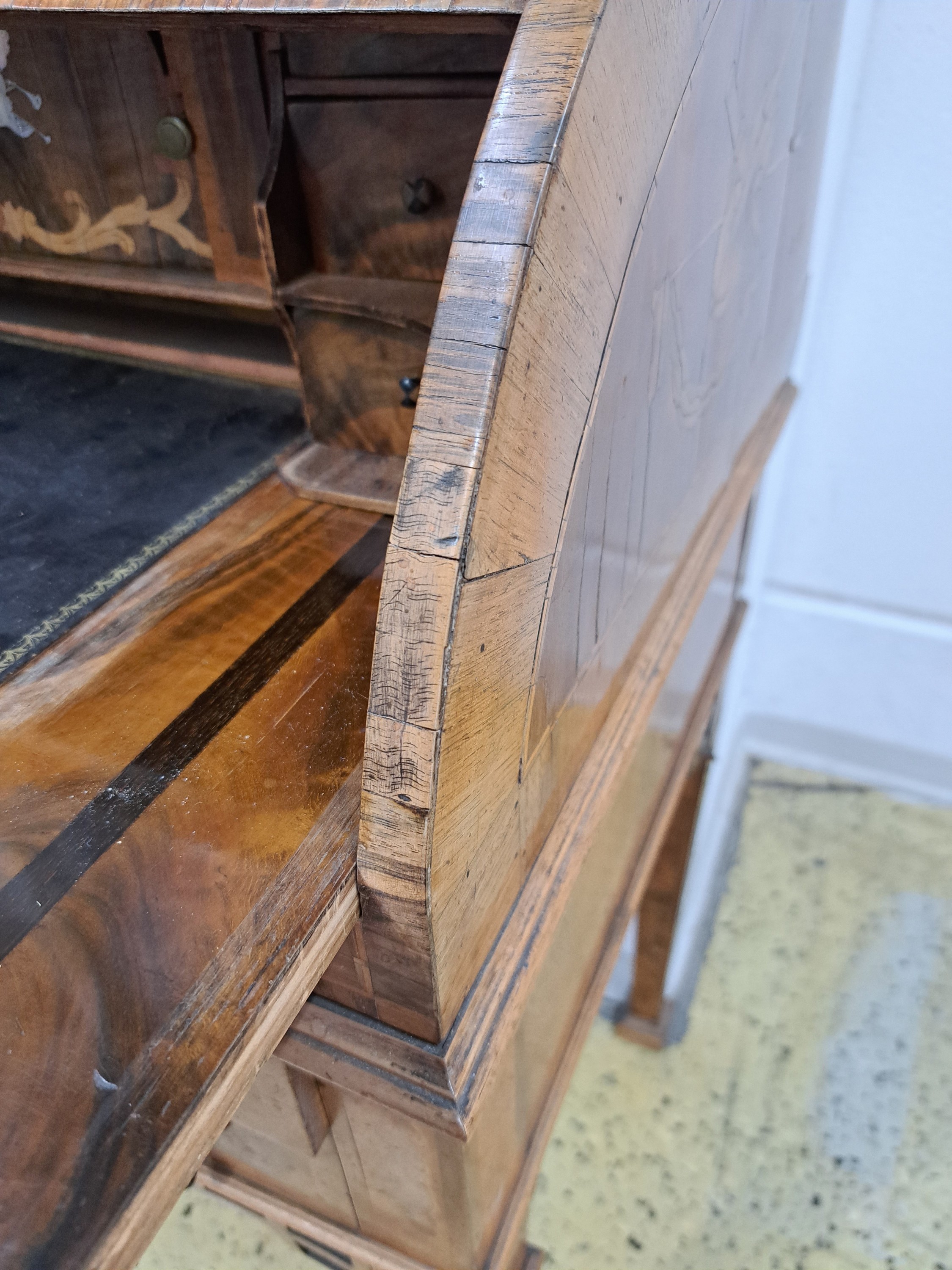 Detail r: Rollsekretär, 19.Jh., Nußbaumfurnier, Intarsien in diversen Edelhölzern, hinter Rollklappe ausziehbare Lederschreibfläche, mit ...
