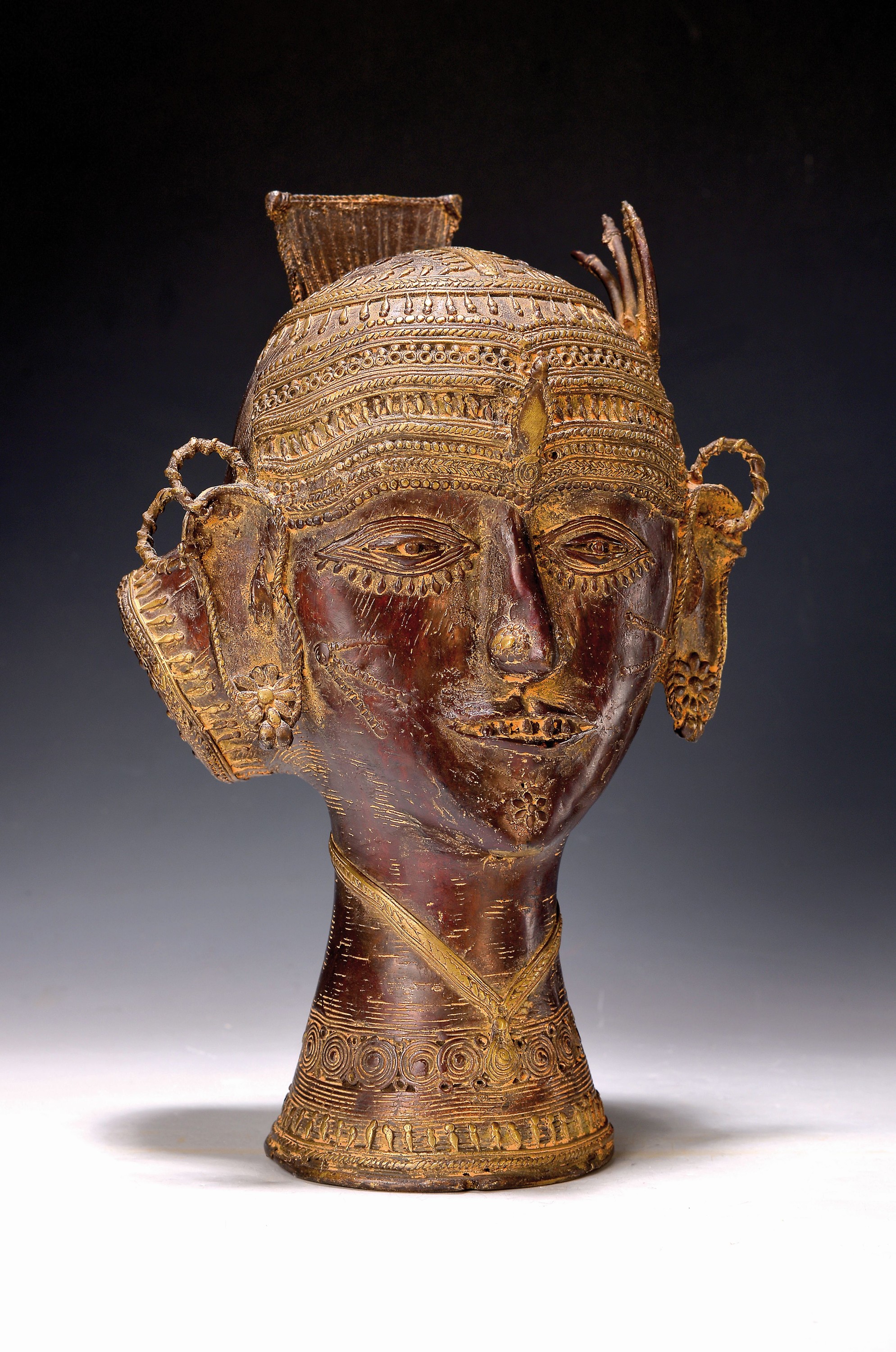 Bronzekopf, wohl Westafrika, 20. Jh., Haarschmuck und Ohrringe, ca. 32 x 20cm