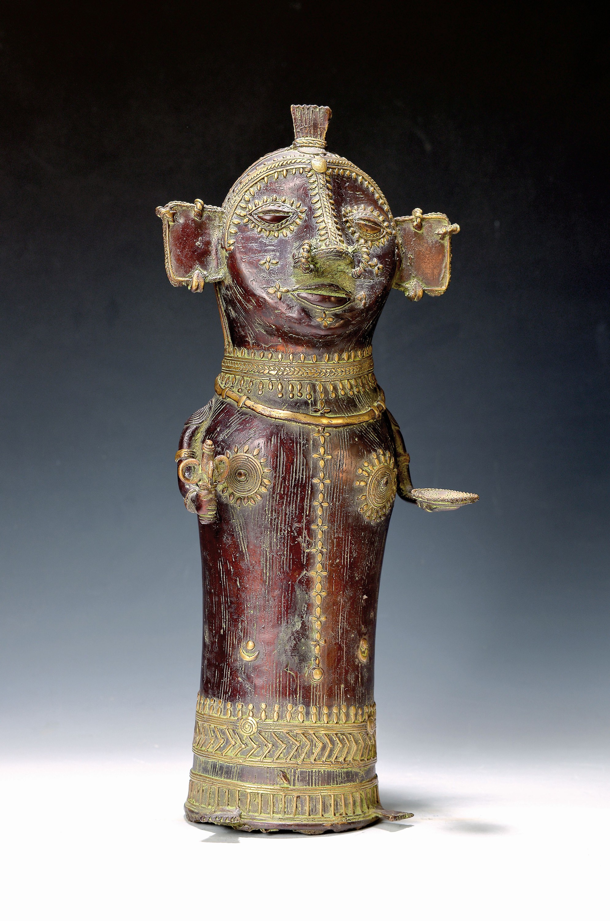 Bronzefigur, Westafrika, stehende Figur mit Attributen, H. ca. 41 cm