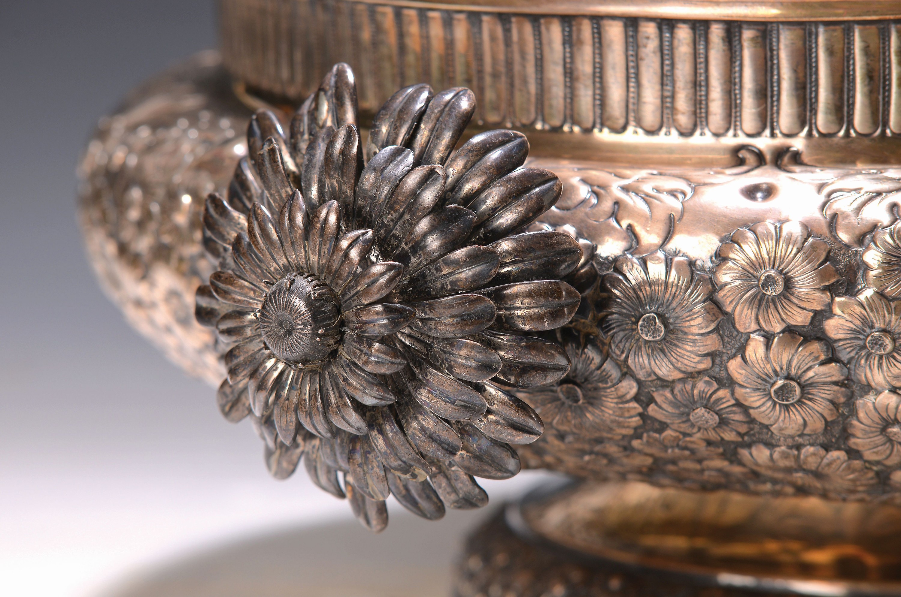 Detail a: Große Fußschale, J. Perez Fernandes, 20. Jh., Spanien, Sterlingsilber, mit reichem Blumendekor und stil. Doppelhenkel mit Blättern, gefüllter ...