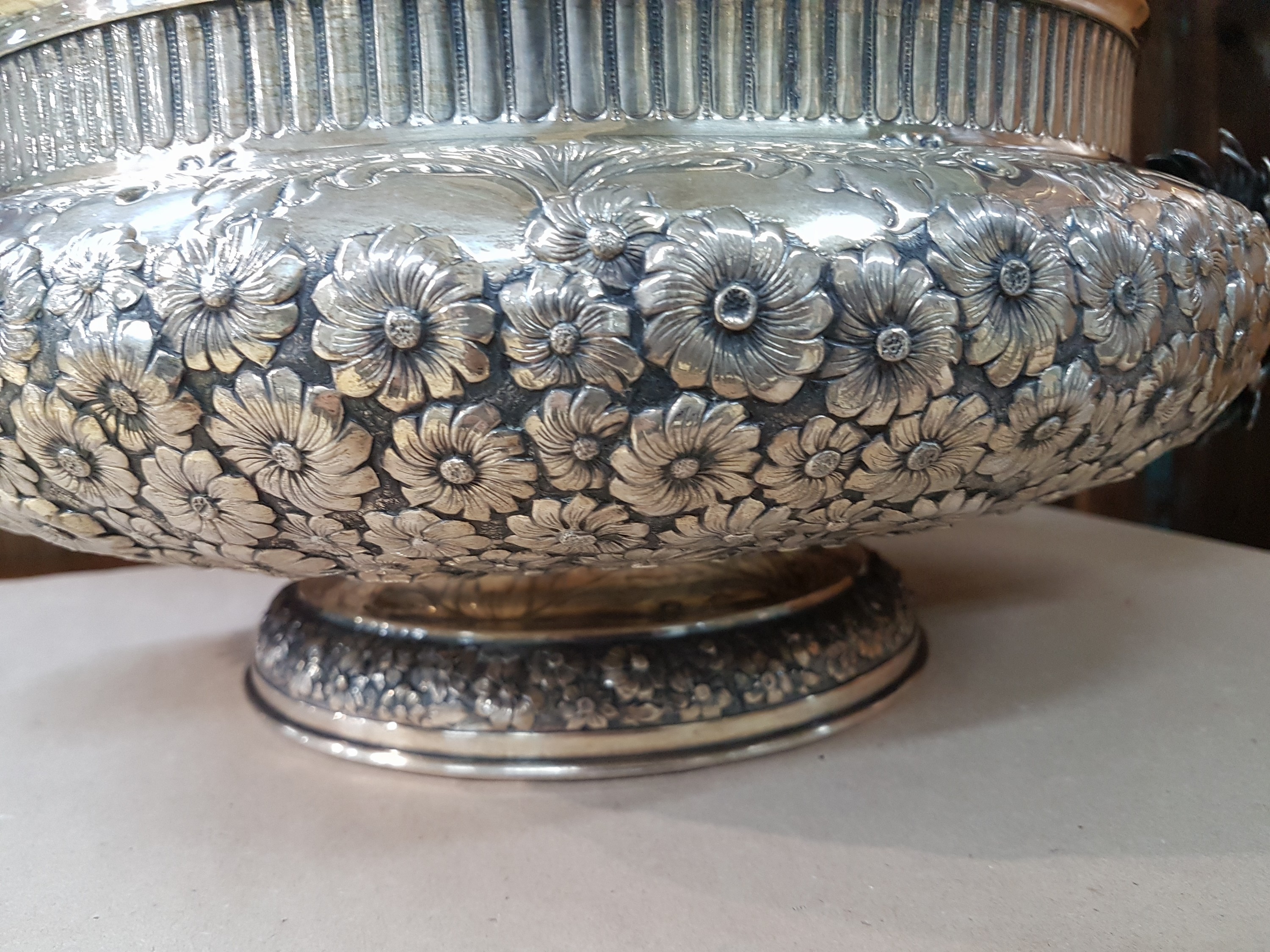 Detail c: Große Fußschale, J. Perez Fernandes, 20. Jh., Spanien, Sterlingsilber, mit reichem Blumendekor und stil. Doppelhenkel mit Blättern, gefüllter ...