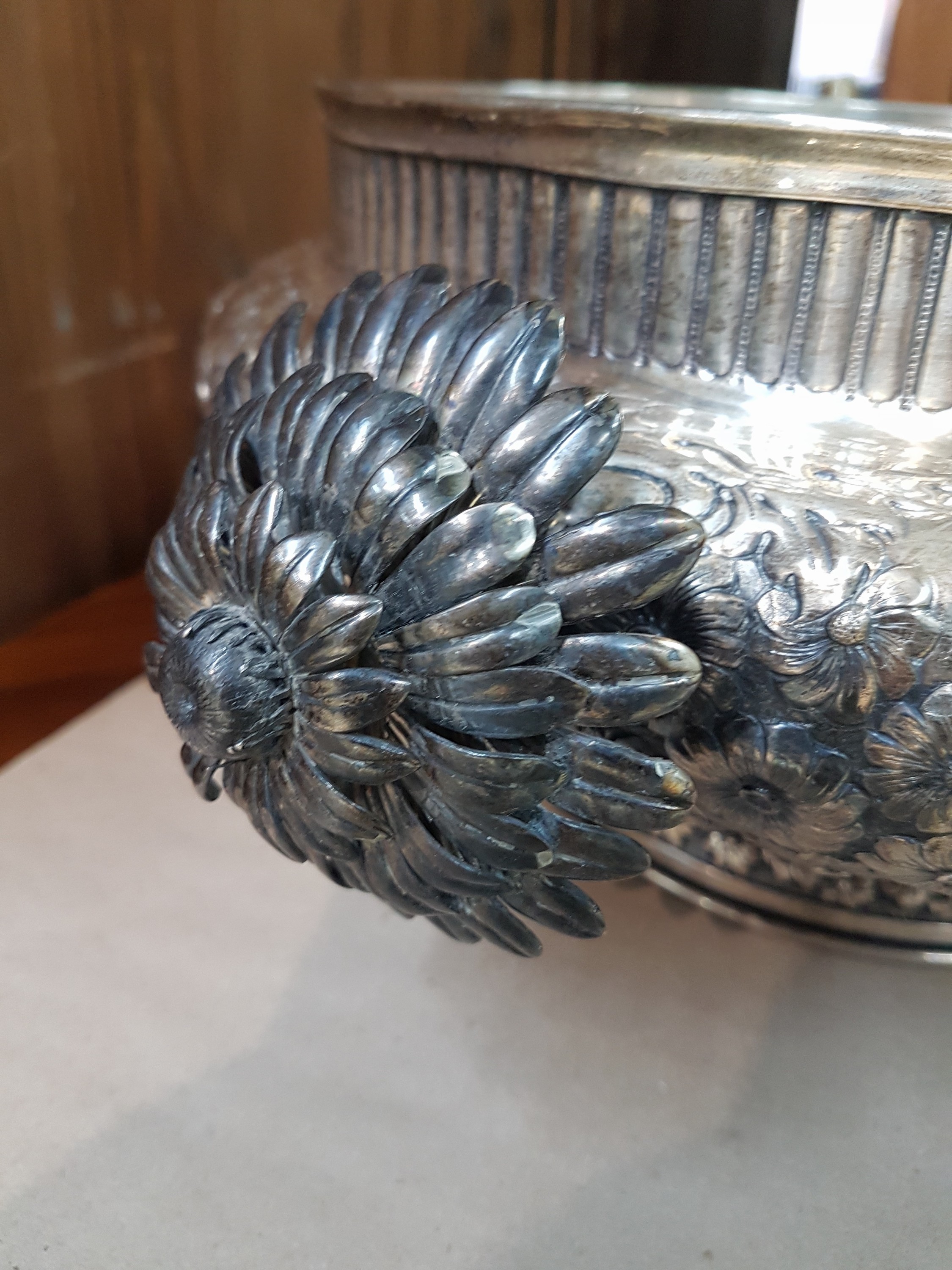 Detail d: Große Fußschale, J. Perez Fernandes, 20. Jh., Spanien, Sterlingsilber, mit reichem Blumendekor und stil. Doppelhenkel mit Blättern, gefüllter ...