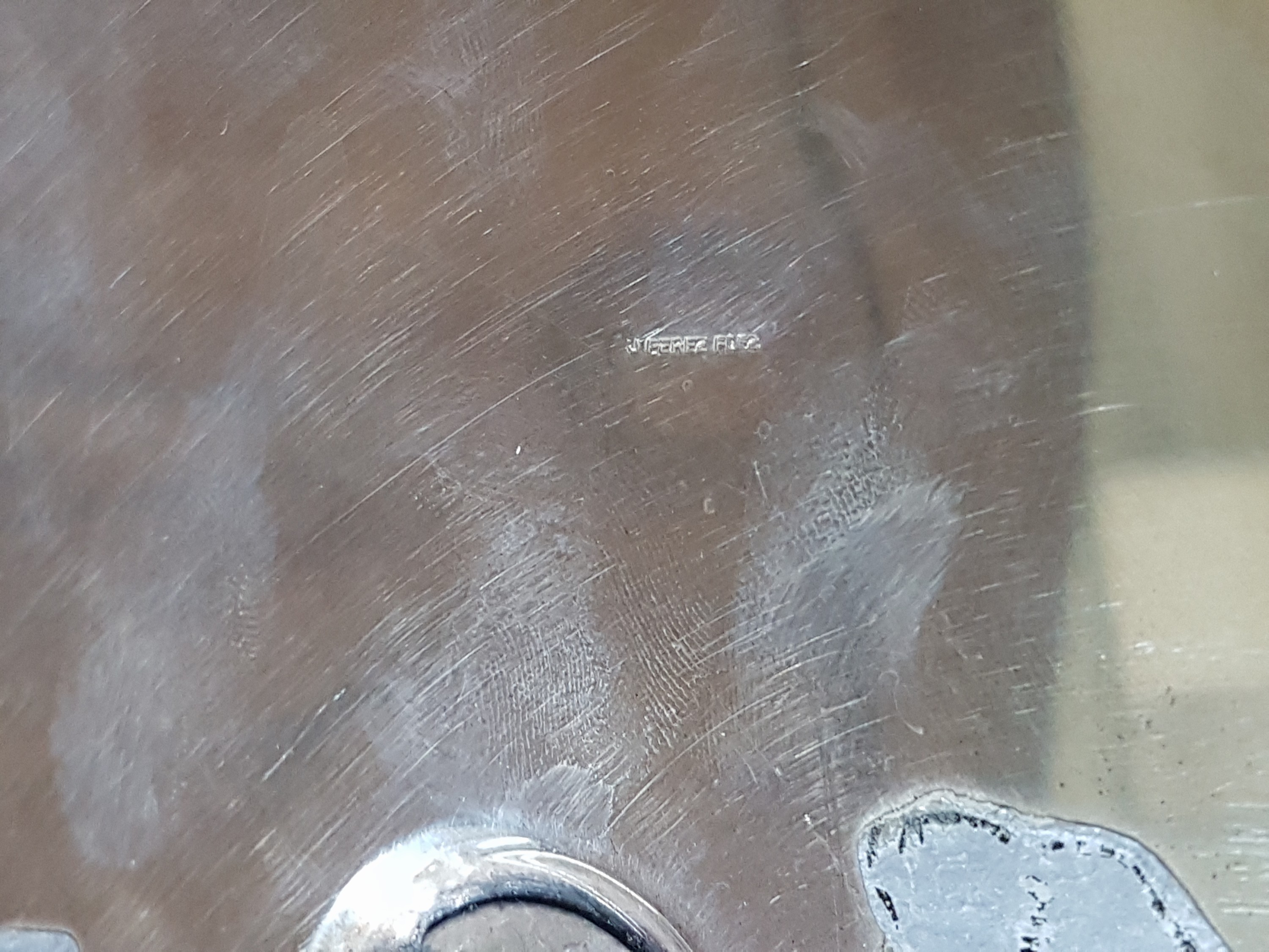 Detail i: Große Fußschale, J. Perez Fernandes, 20. Jh., Spanien, Sterlingsilber, mit reichem Blumendekor und stil. Doppelhenkel mit Blättern, gefüllter ...