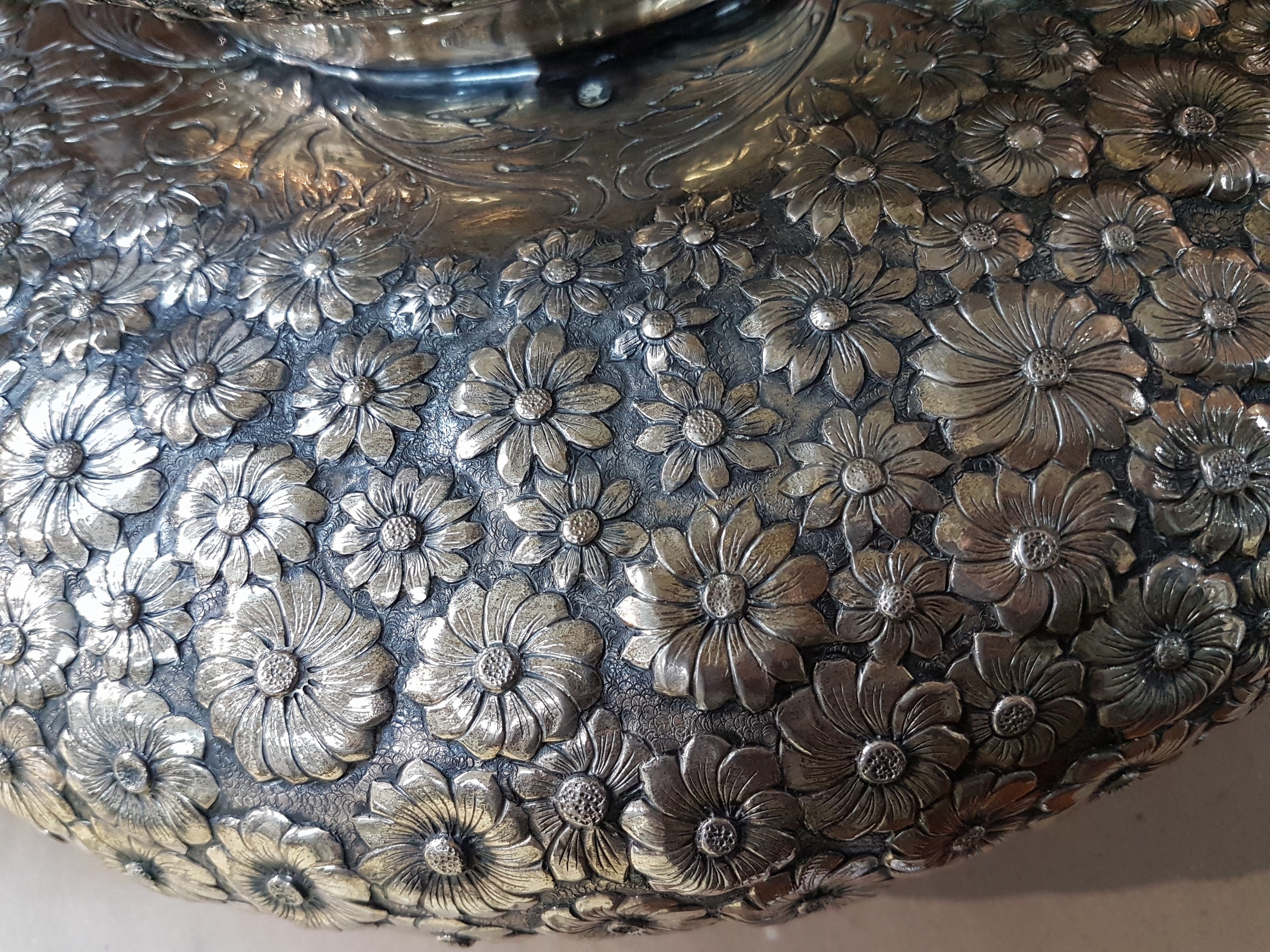 Detail j: Große Fußschale, J. Perez Fernandes, 20. Jh., Spanien, Sterlingsilber, mit reichem Blumendekor und stil. Doppelhenkel mit Blättern, gefüllter ...