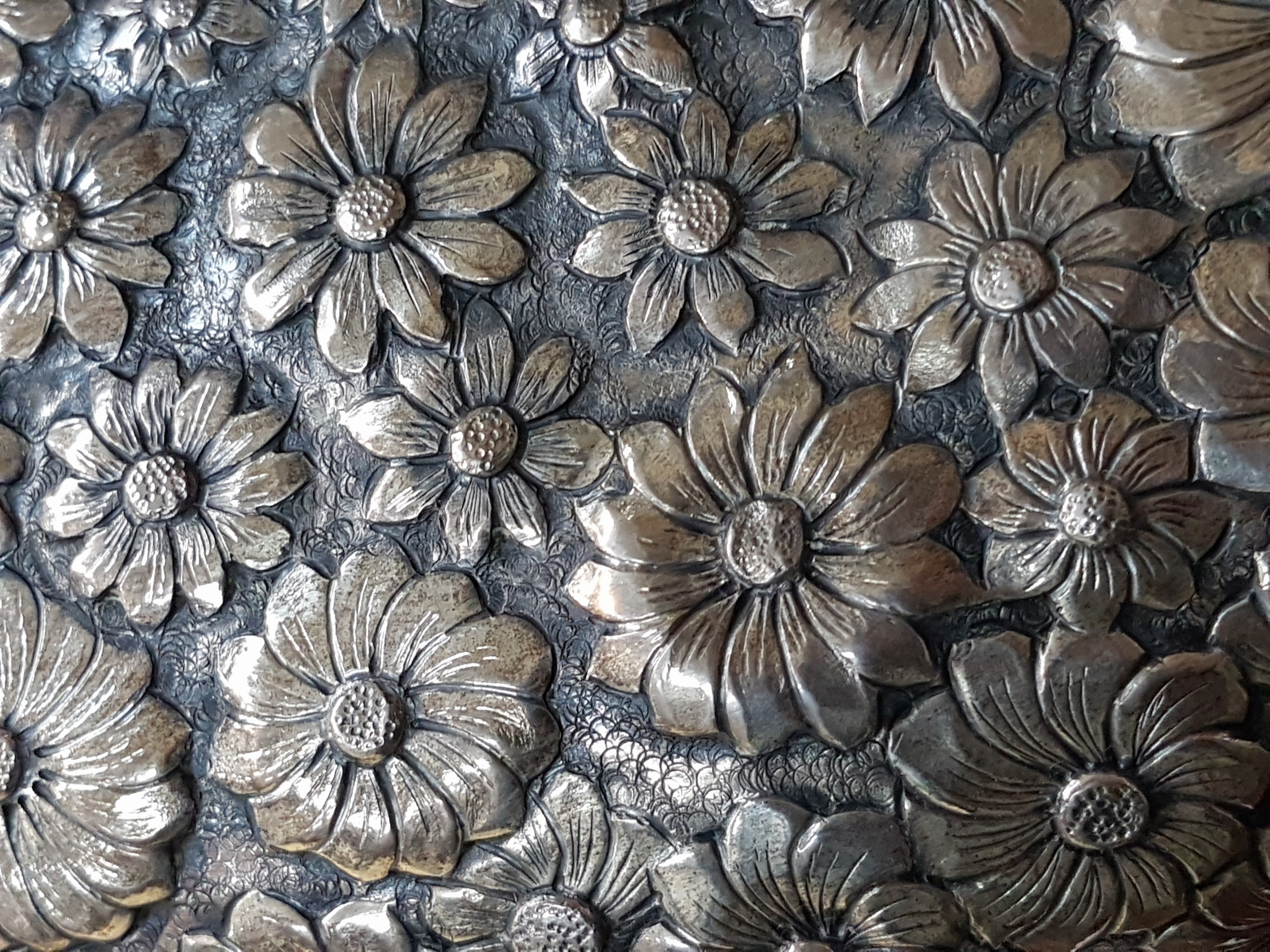 Detail k: Große Fußschale, J. Perez Fernandes, 20. Jh., Spanien, Sterlingsilber, mit reichem Blumendekor und stil. Doppelhenkel mit Blättern, gefüllter ...