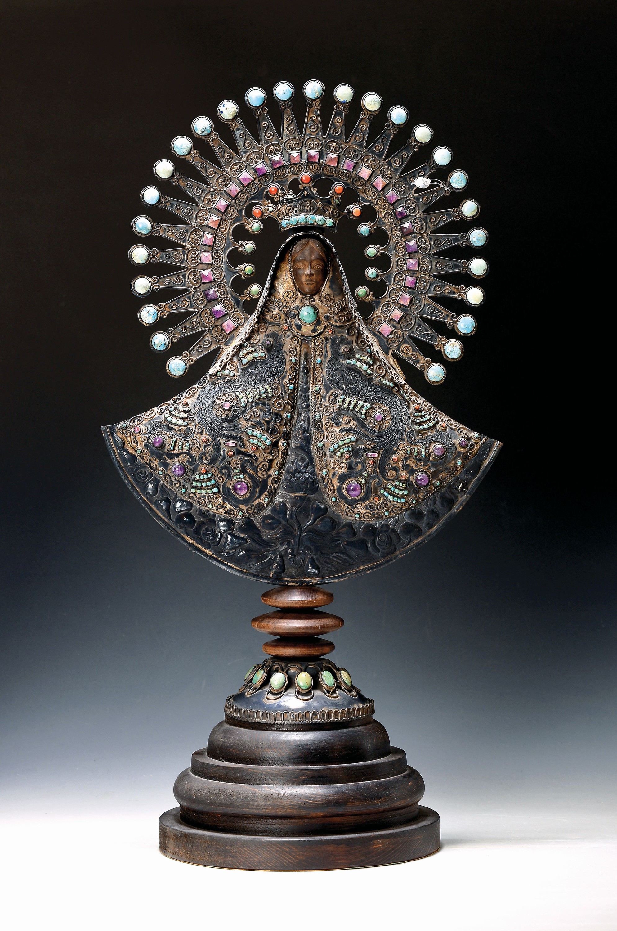 Große silberne Madonna, Mexiko, 20. Jh., 925er Silber, mit Halbedelsteinen besetzt, verziert, mit Steinen, Türkisen, Lapislazuli etc. besetzt, ...