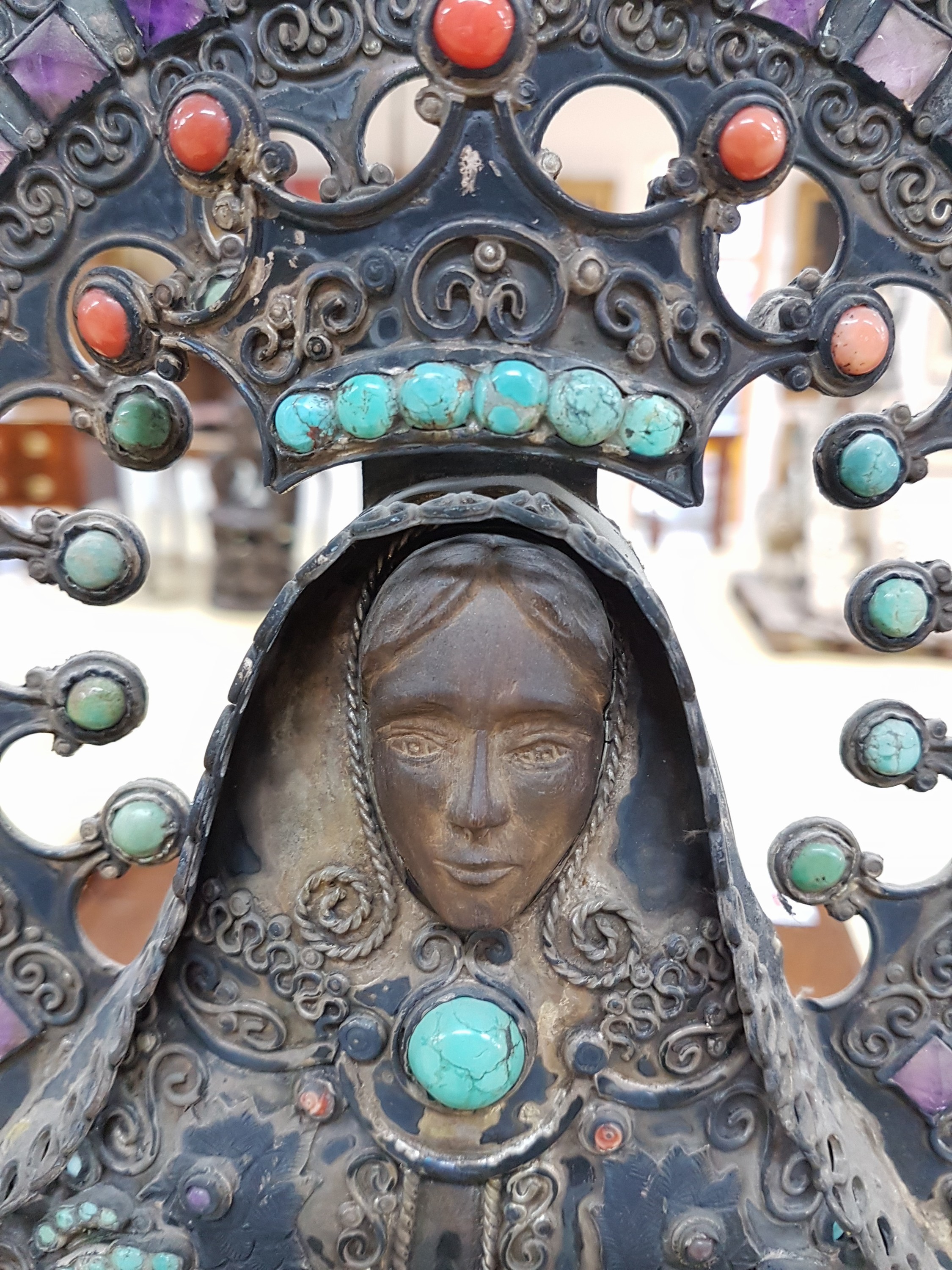 Detail d: Große silberne Madonna, Mexiko, 20. Jh., 925er Silber, mit Halbedelsteinen besetzt, verziert, mit Steinen, Türkisen, Lapislazuli etc. besetzt, ...