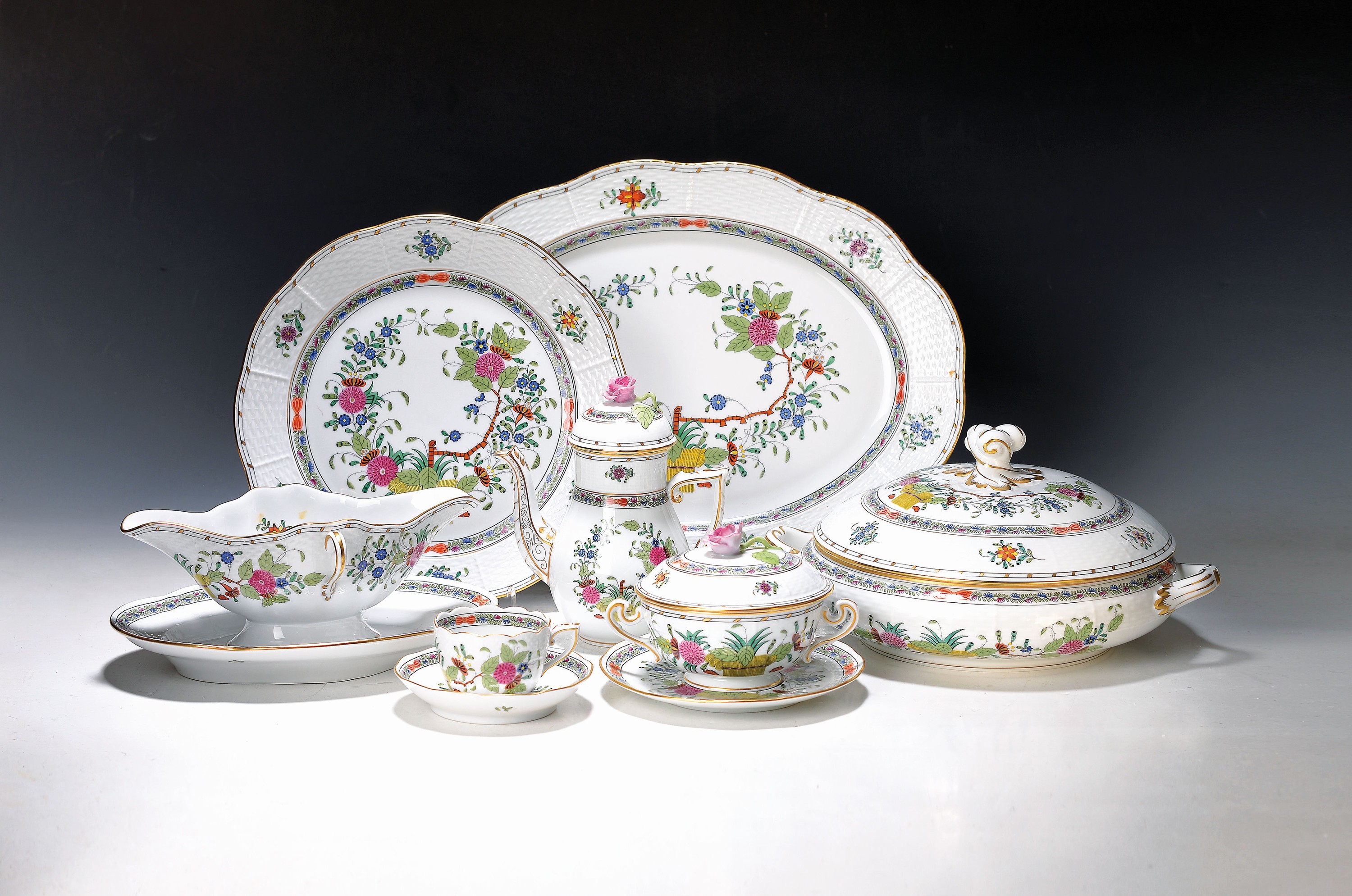 Speise- und Mokkaservice, Herend, 20. Jh., Indian Basket bunt, Porzellan, 6 Menueteller, 6 Suppentassen mit Untertassen, Sauciere, 6 Dessertteller, ...