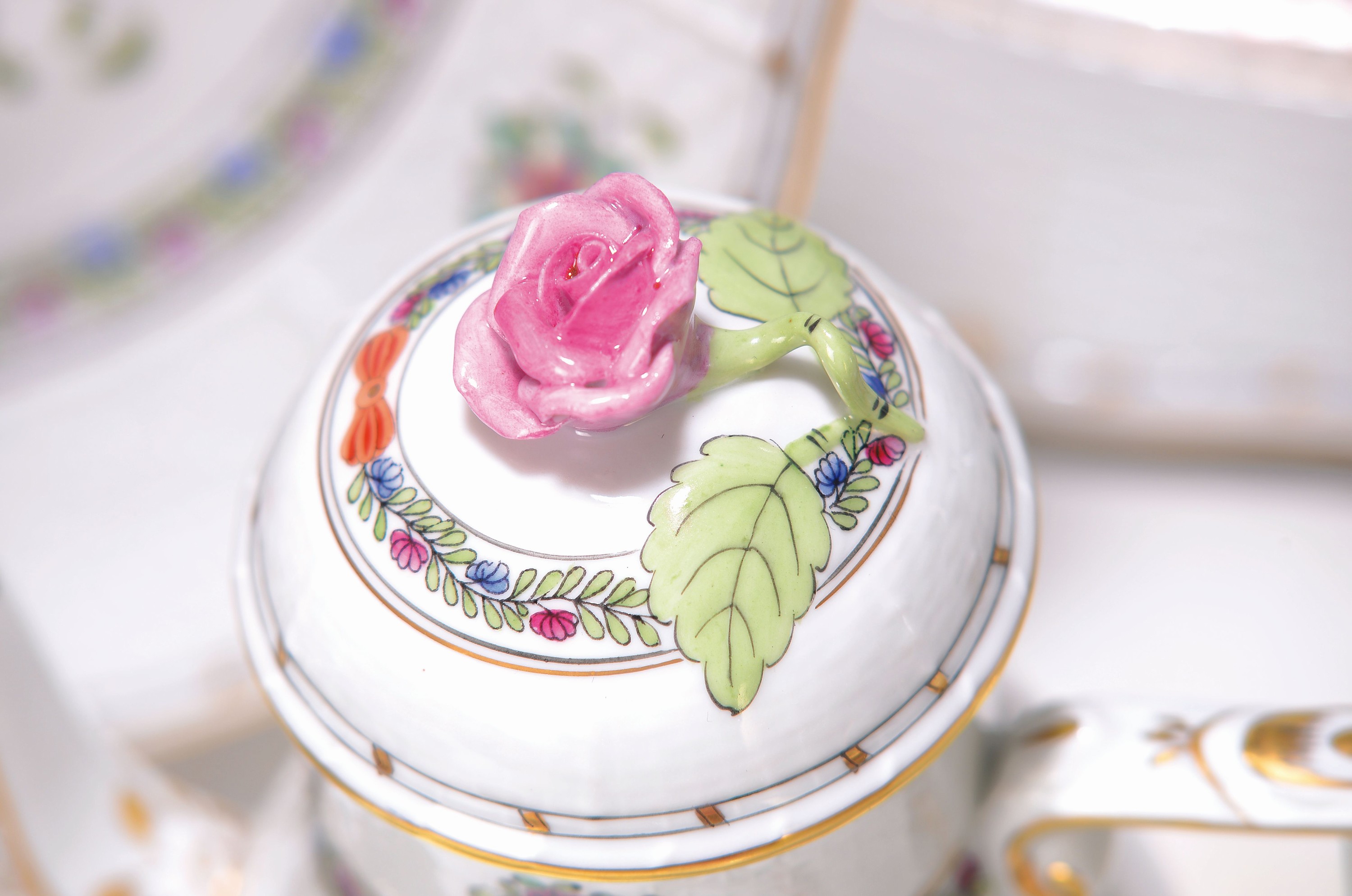 Detail a: Speise- und Mokkaservice, Herend, 20. Jh., Indian Basket bunt, Porzellan, 6 Menueteller, 6 Suppentassen mit Untertassen, Sauciere, 6 Dessertteller, ...