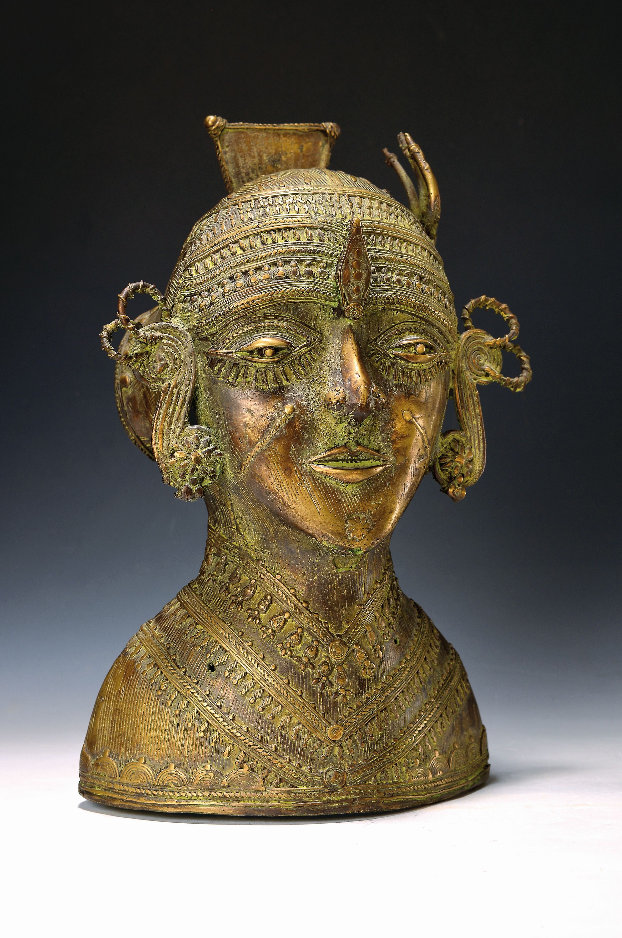 Große Büste, wohl Westafrika, 20. Jh., mit Haarschmuck und Ohrringen, Bronze, H. ca. 33 cm